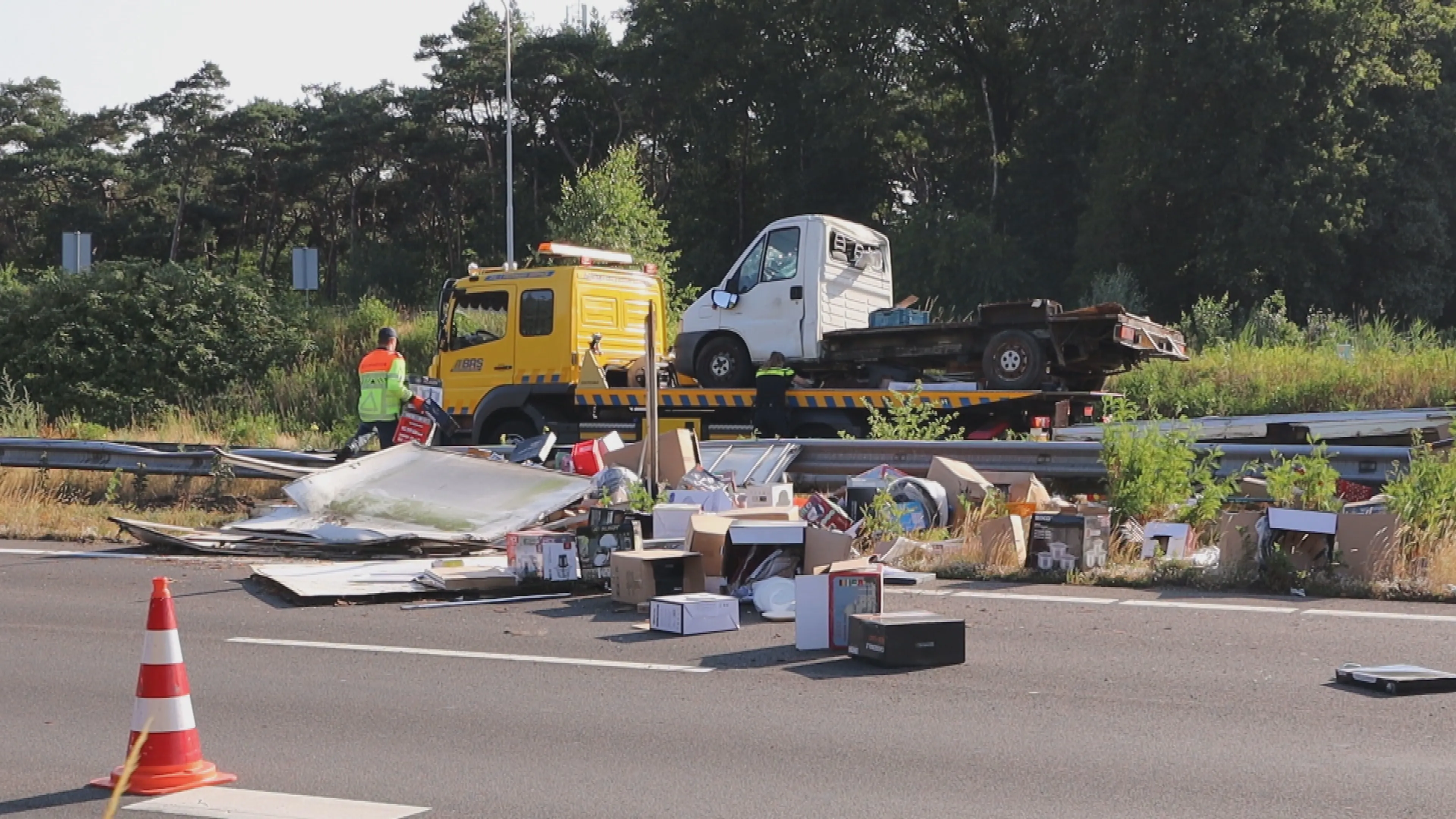 Pannen op de N-weg: busje komt op vangrail terecht bij Loon op Zand