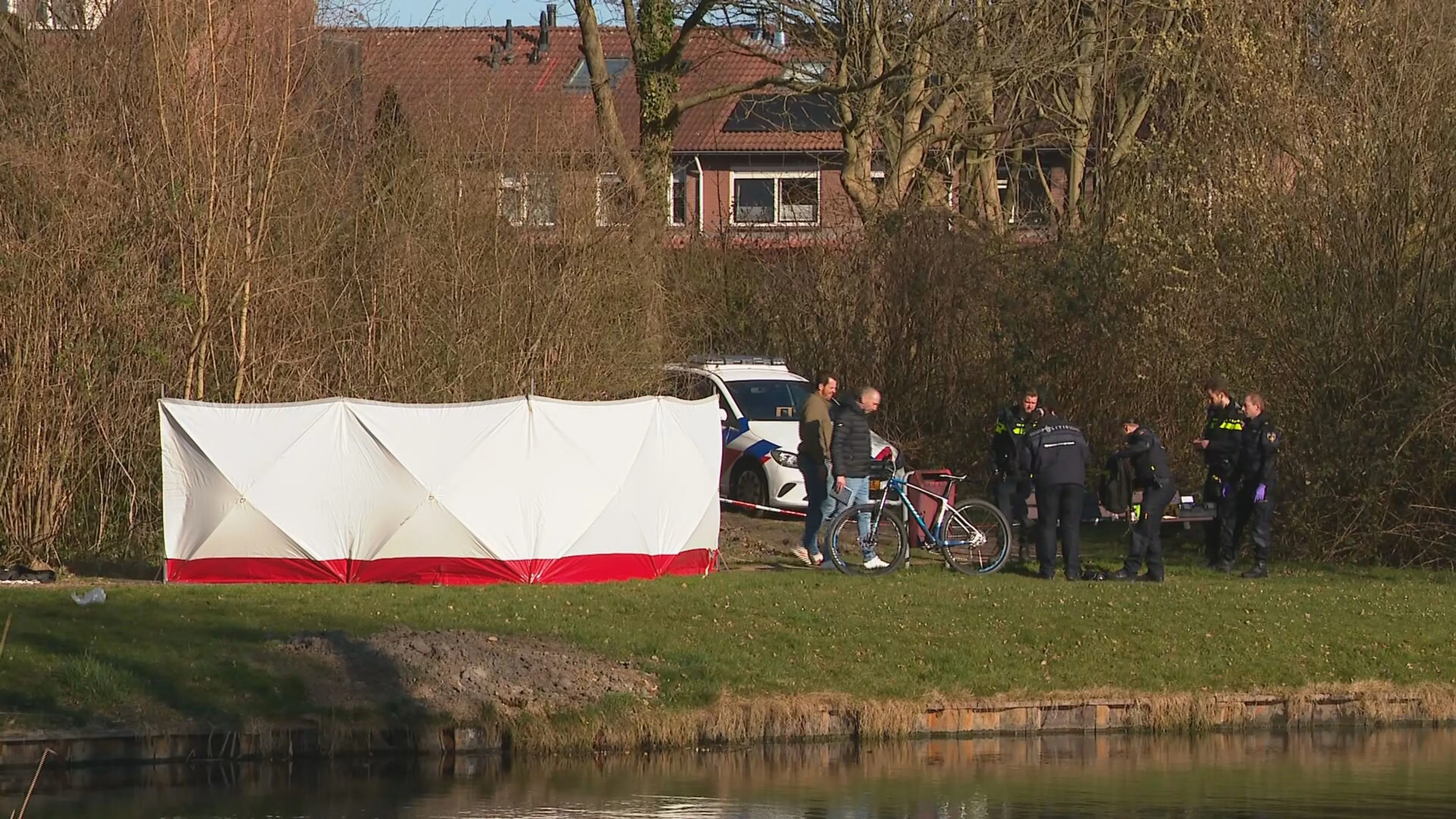 Politie onderzoekt in water gevonden lichaam in Lelystad