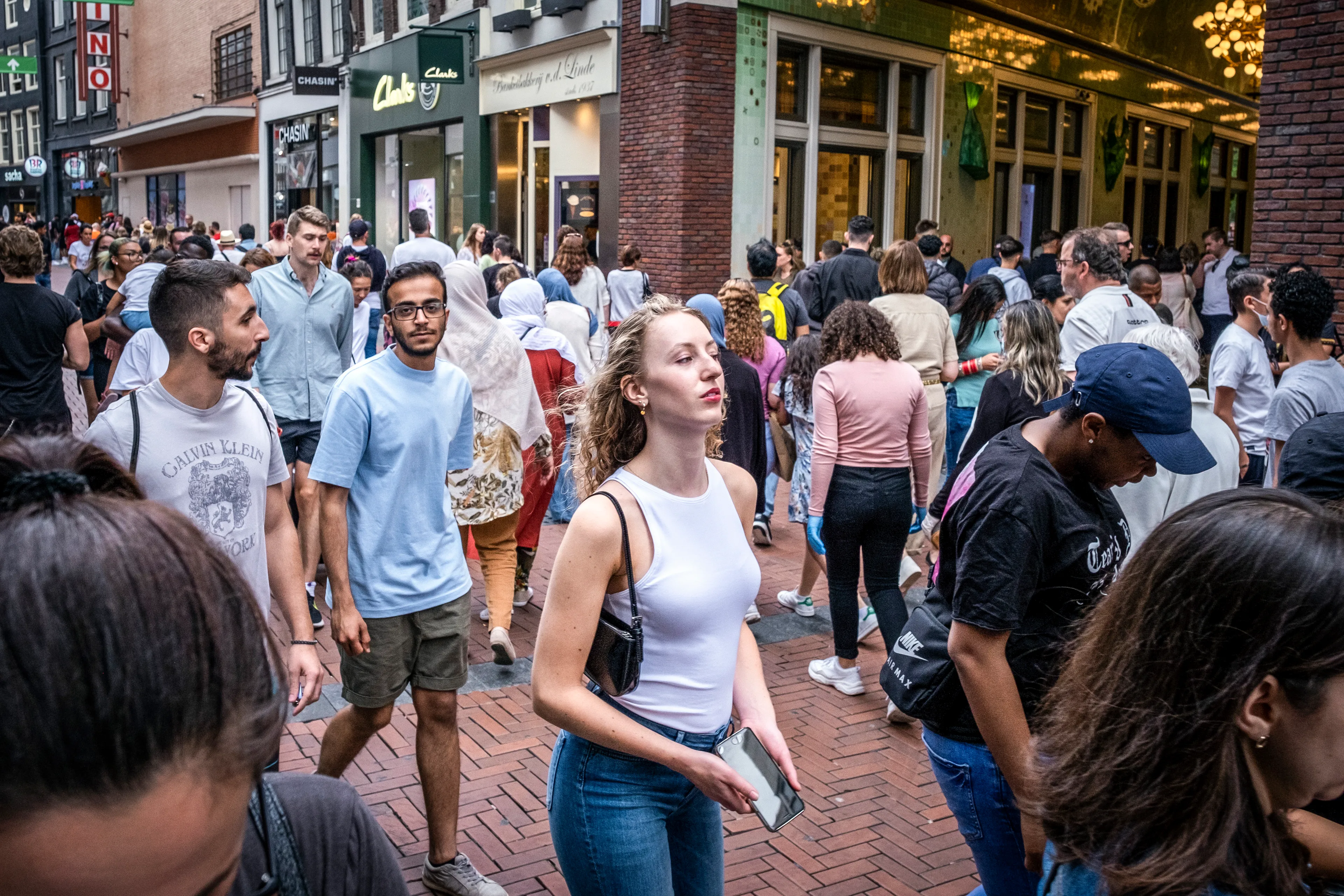 Opnieuw eenrichtingsverkeer in Amsterdamse Kalverstraat om drukte