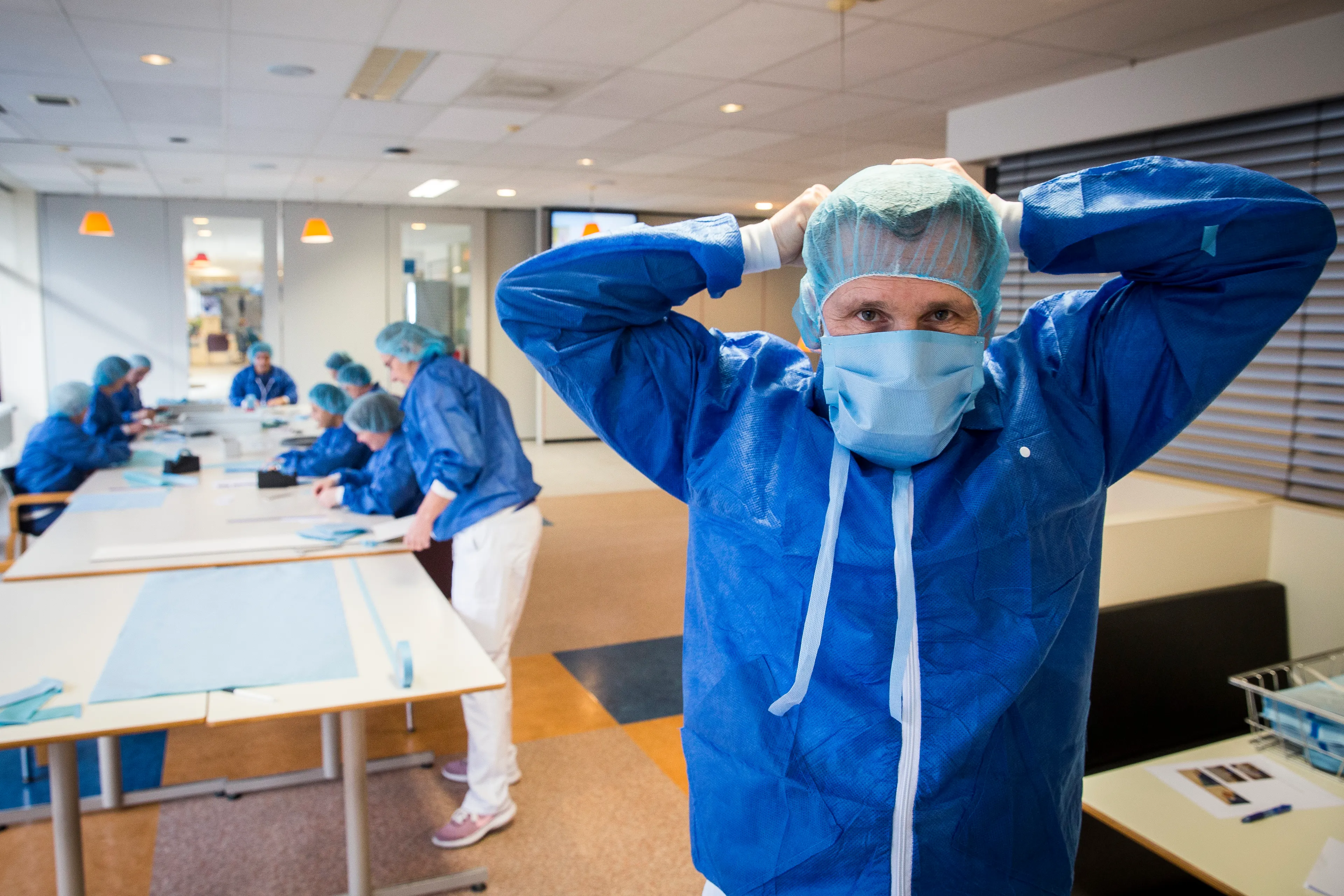 Eerste lading van 690.000 mondkapjes uit China gearriveerd op Schiphol