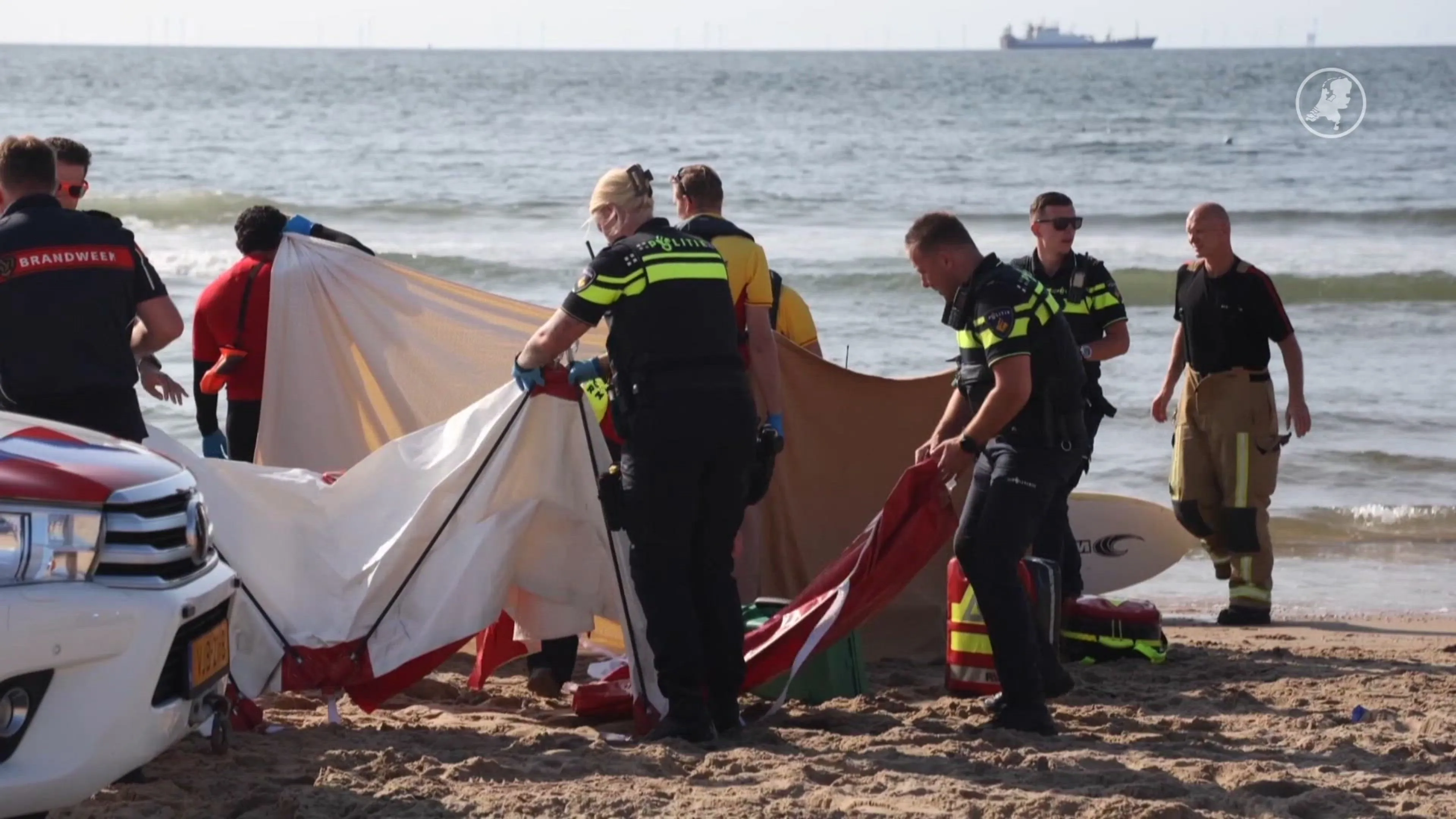 Zwemmer raakt in de problemen voor kust Scheveningen en wordt op druk strand gereanimeerd