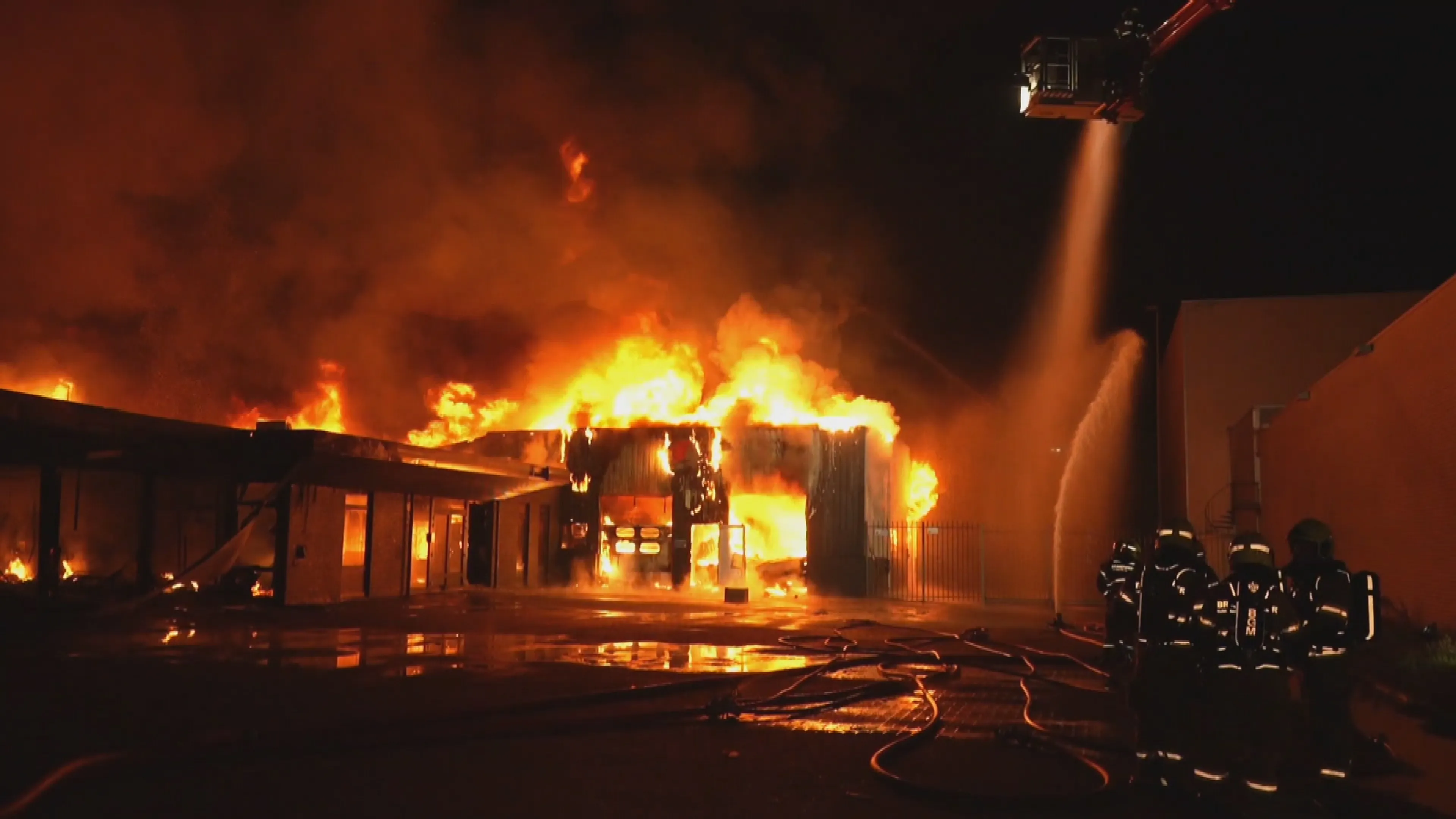 Politie onderzoekt brandstichting bij meubelzaak in Arnhem
