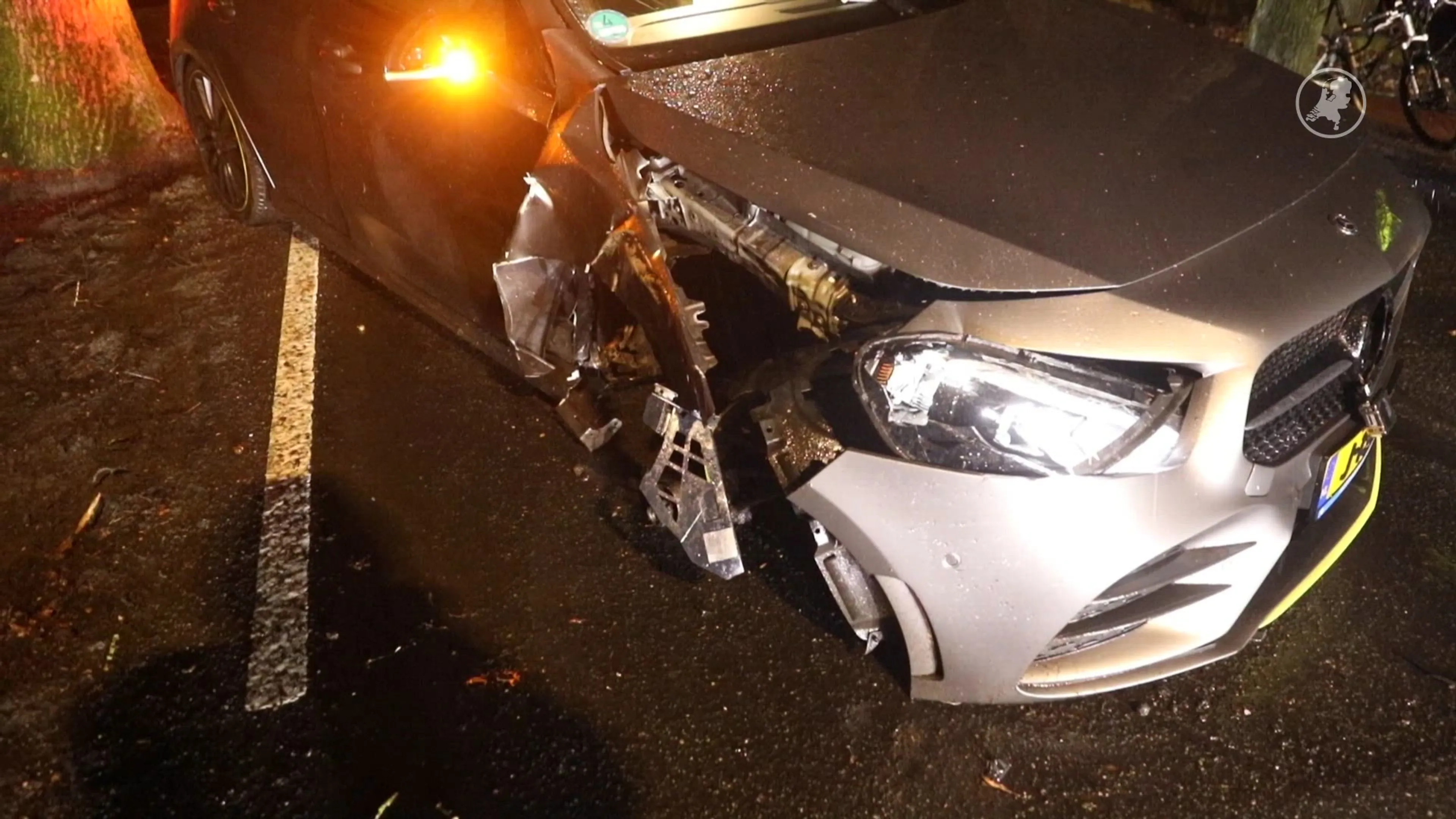 Dronken automobilist botst op bomen in Baarn en vlucht