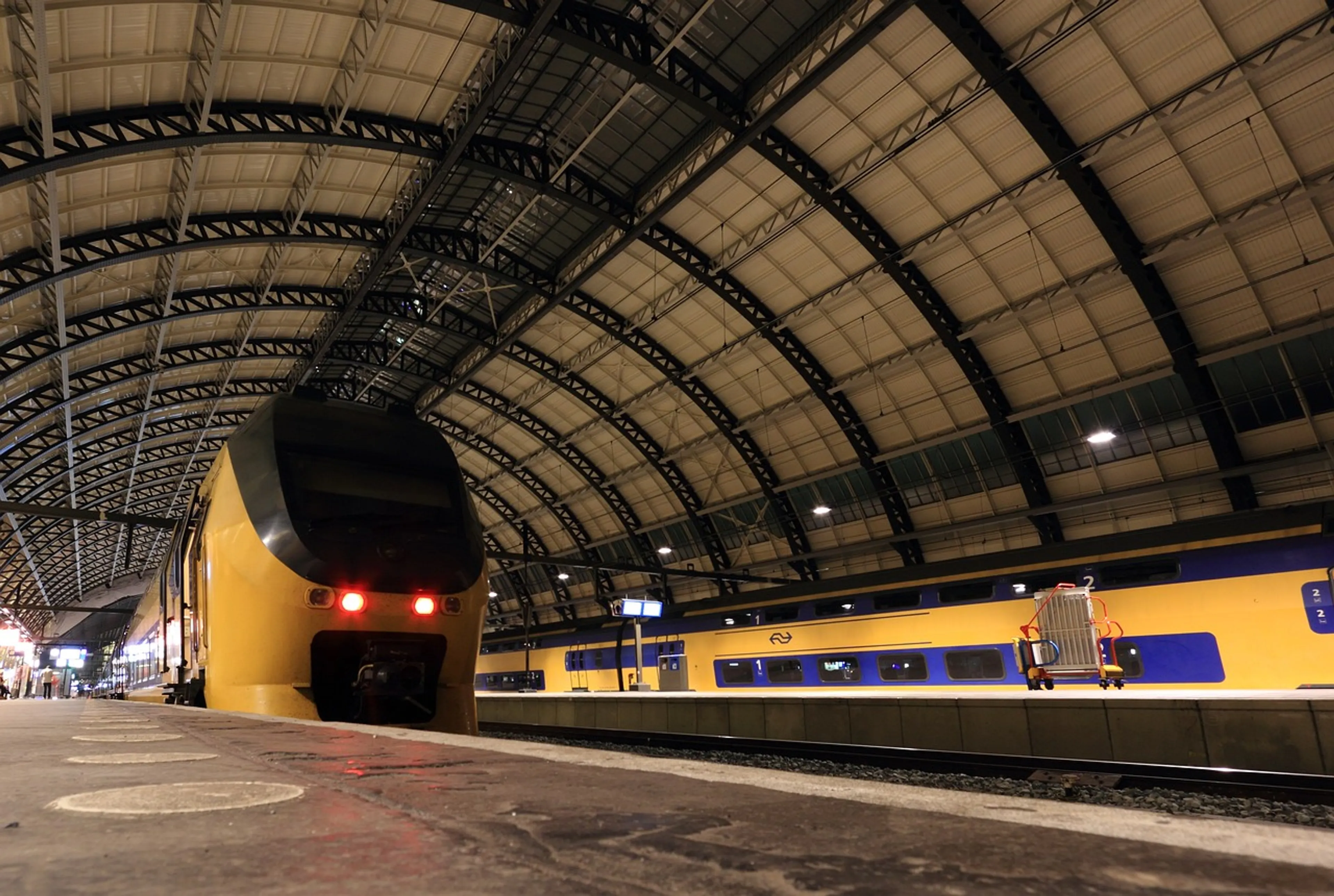 Geen treinen rond Amsterdam vannacht, ook impact maandagochtend