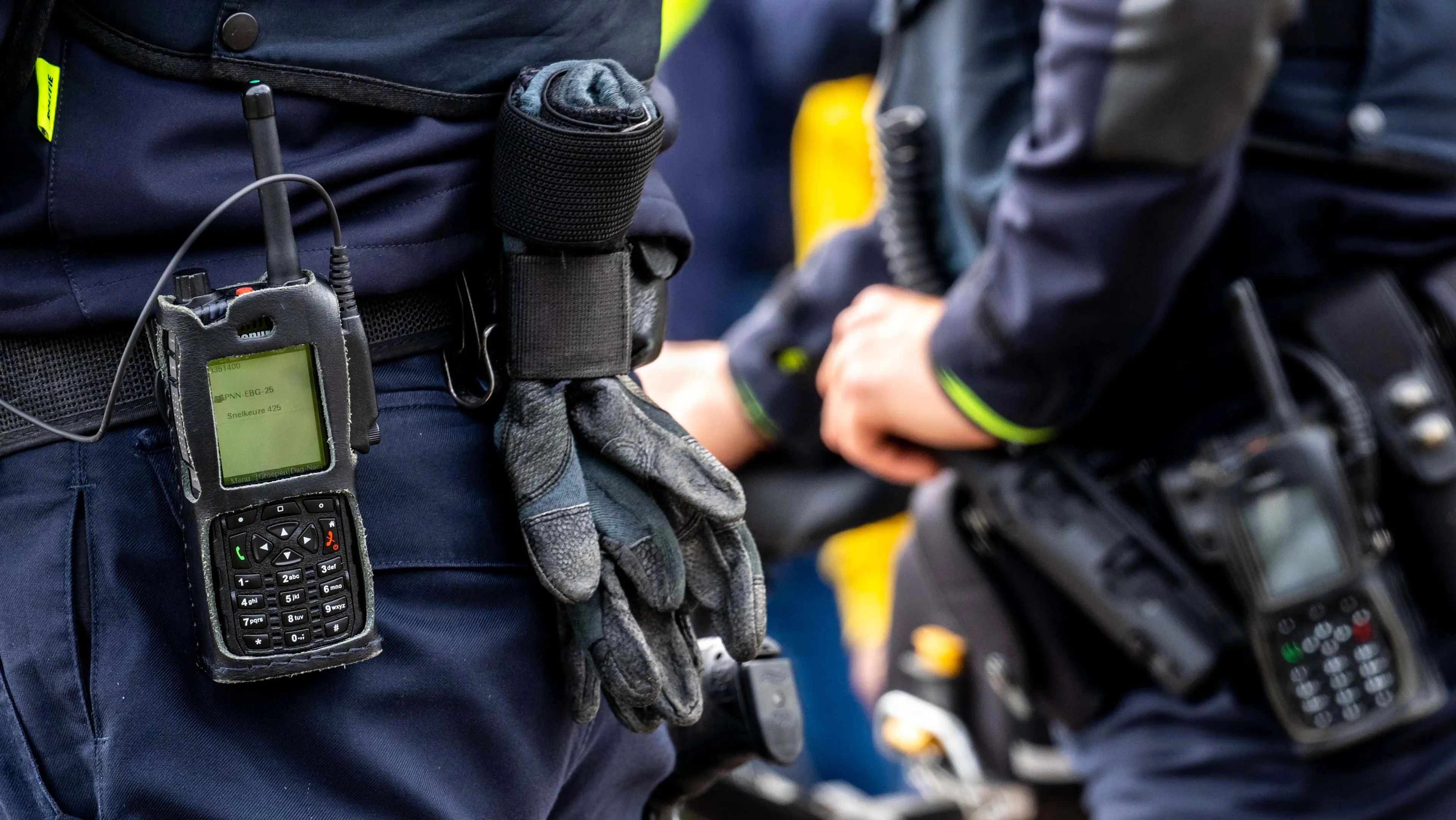 Dronken studenten op illegaal coronafeest bekogelen agenten