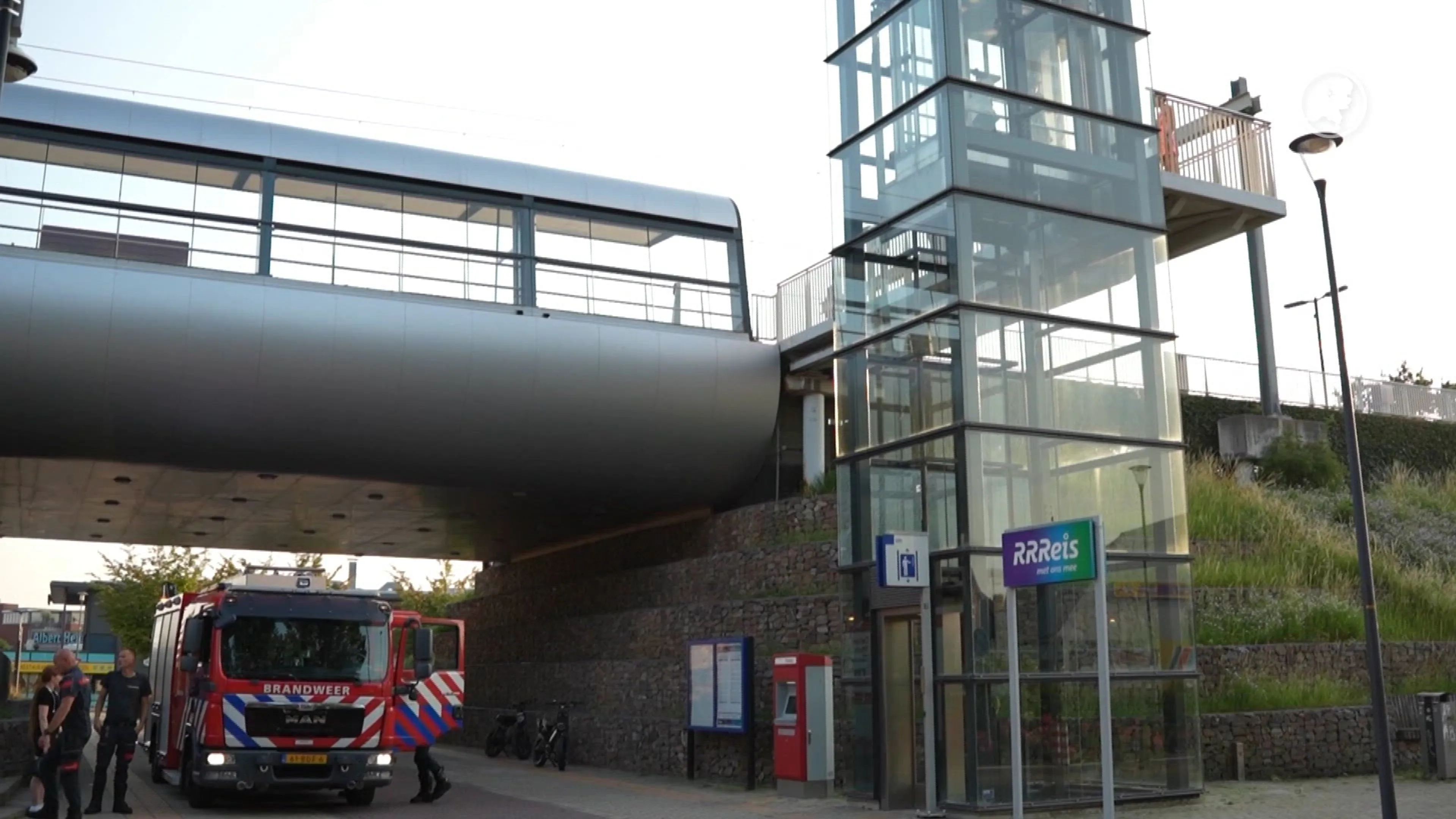 Twee personen vast in warme lift