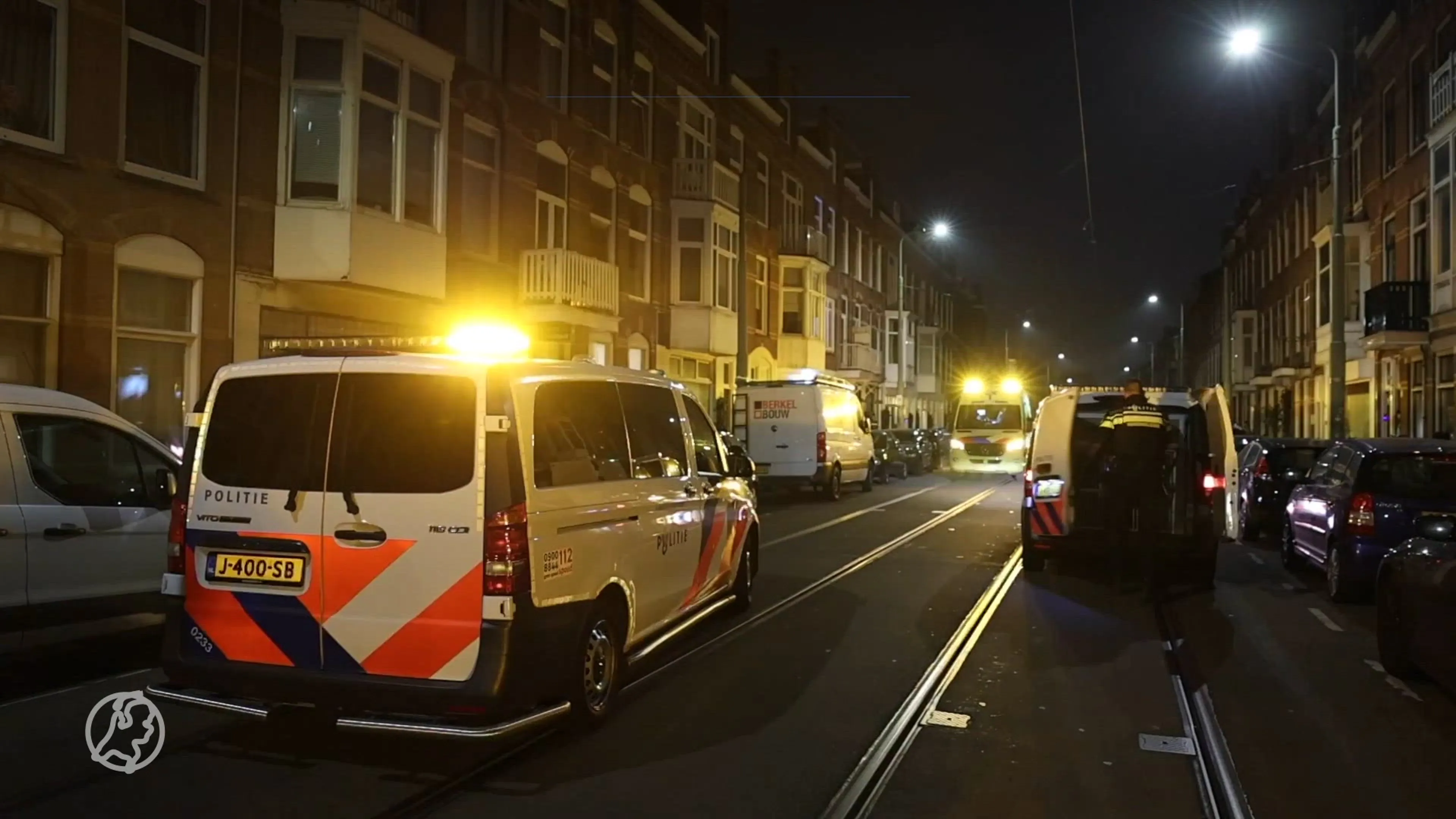 Man valt van balkon op geparkeerde auto, raakt zwaargewond
