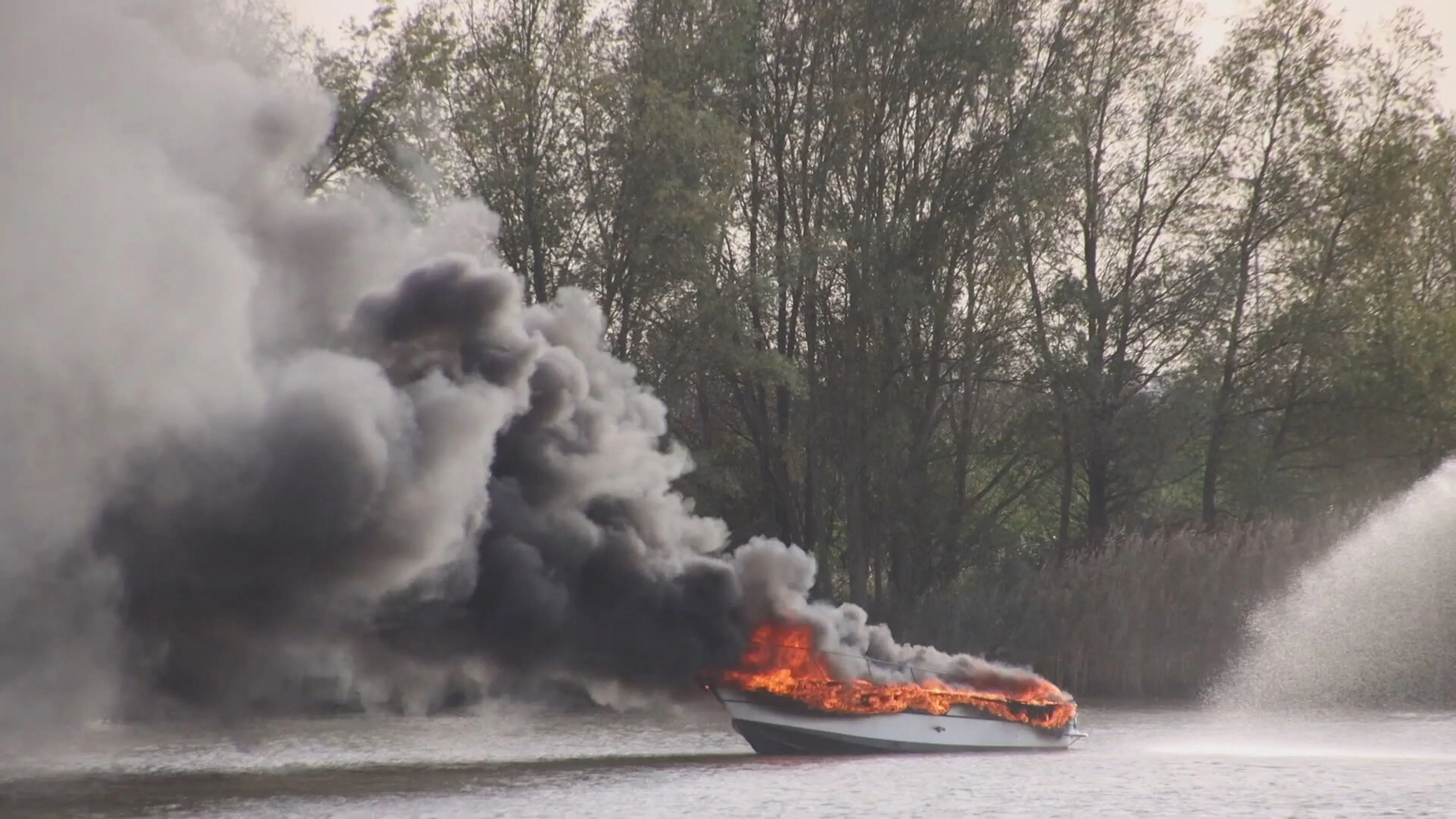 Plezierjacht met twee opvarenden in brand op de Lek