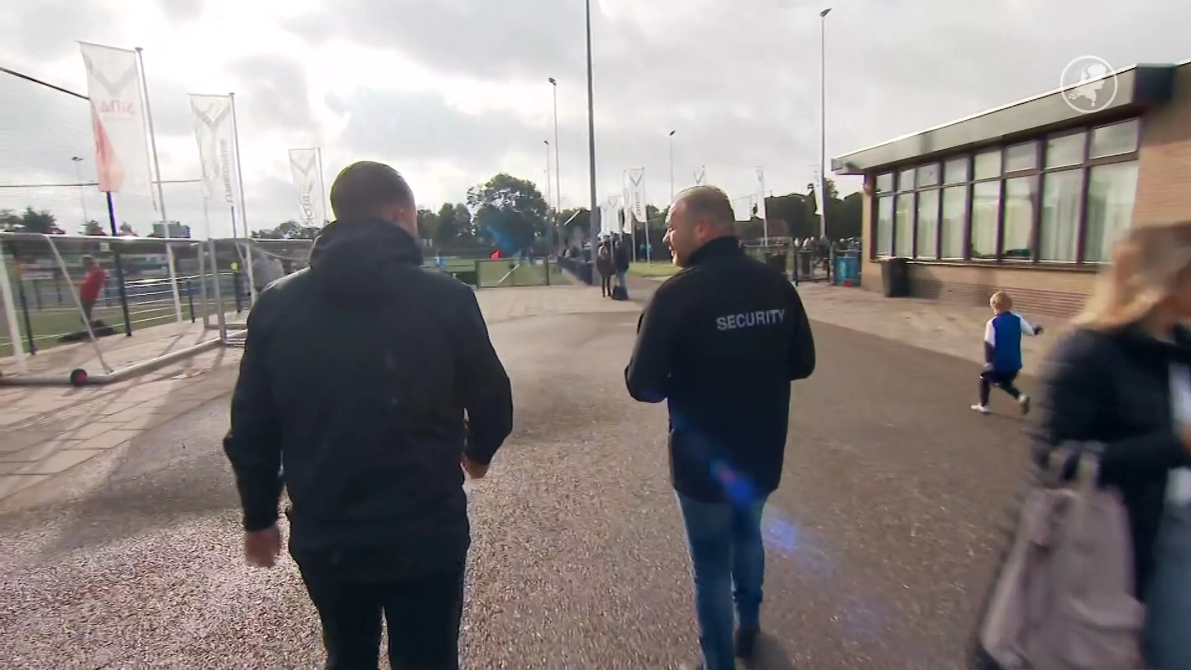 Dreiging met vuurwapens bij jeugdvoetbal: club zet beveiliging in