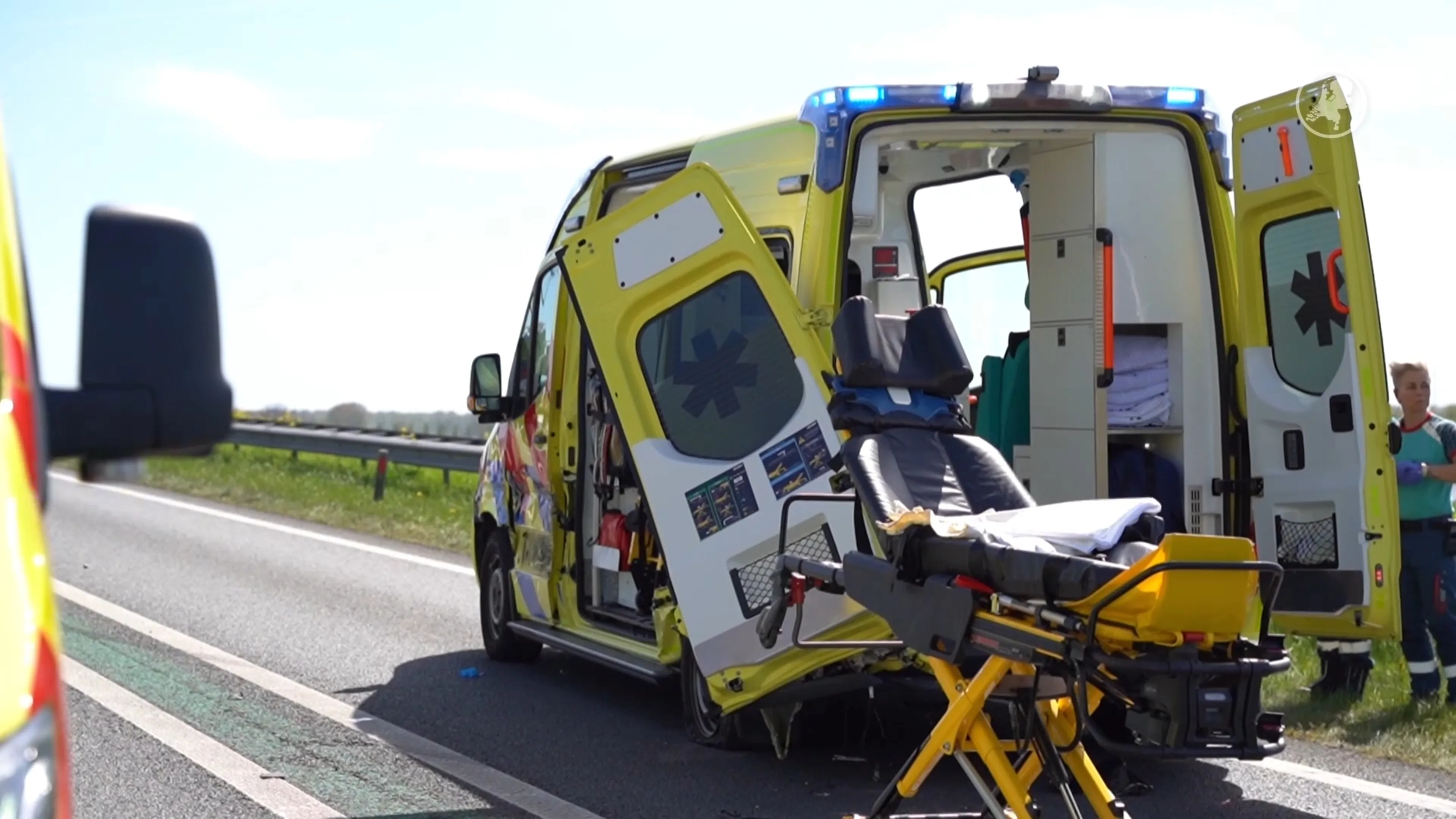 Ambulance met patiënt aan boord betrokken bij ongeluk op N50, weg dicht