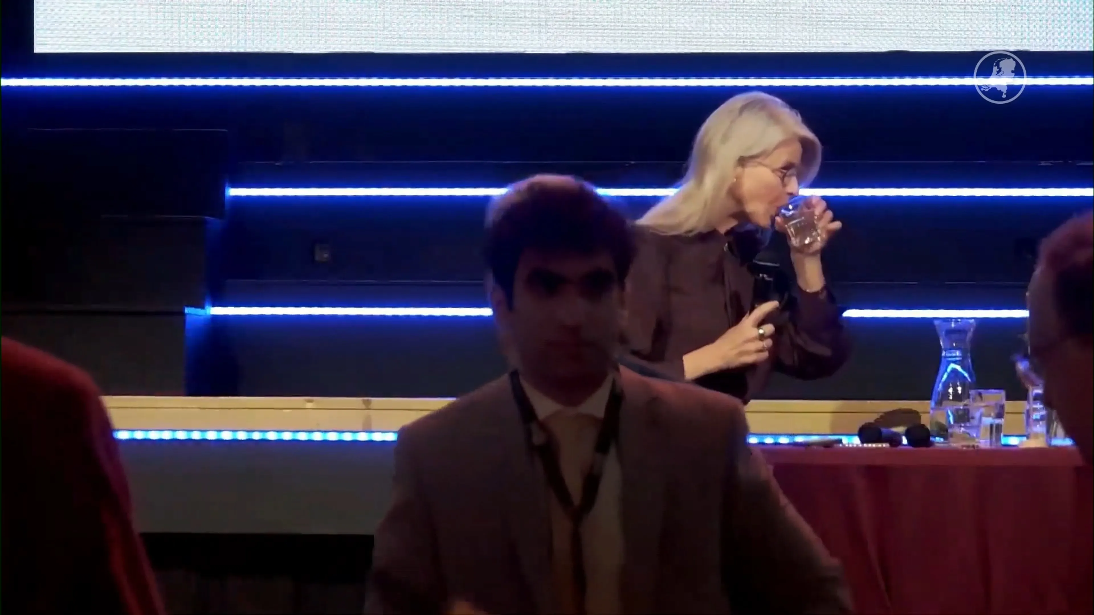 Bezoekers NSC-congres verlaten zaal als Mona Keijzer podium betreedt