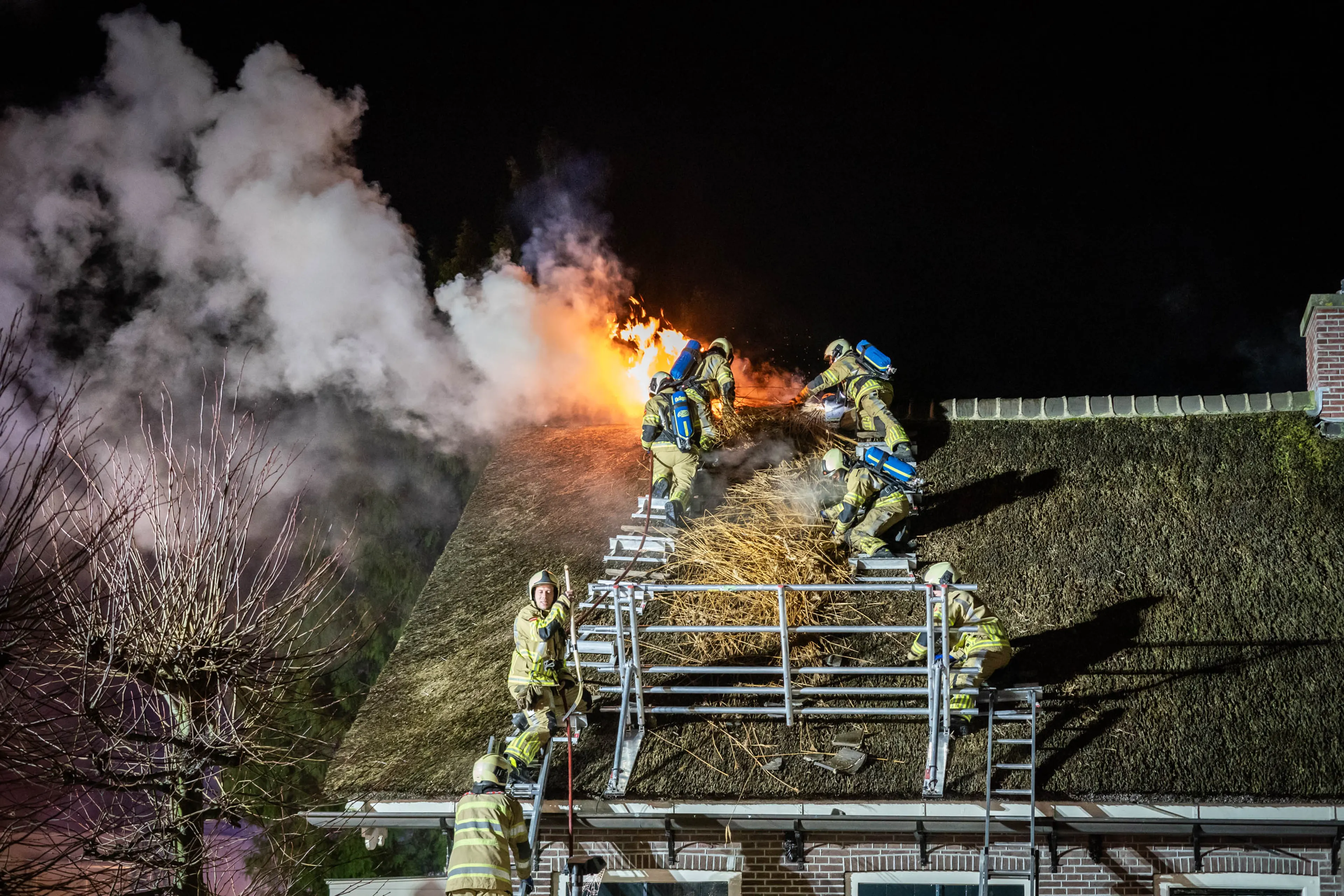 Brand Breukelen onder controle, onbekend wanneer bewoners terug kunnen