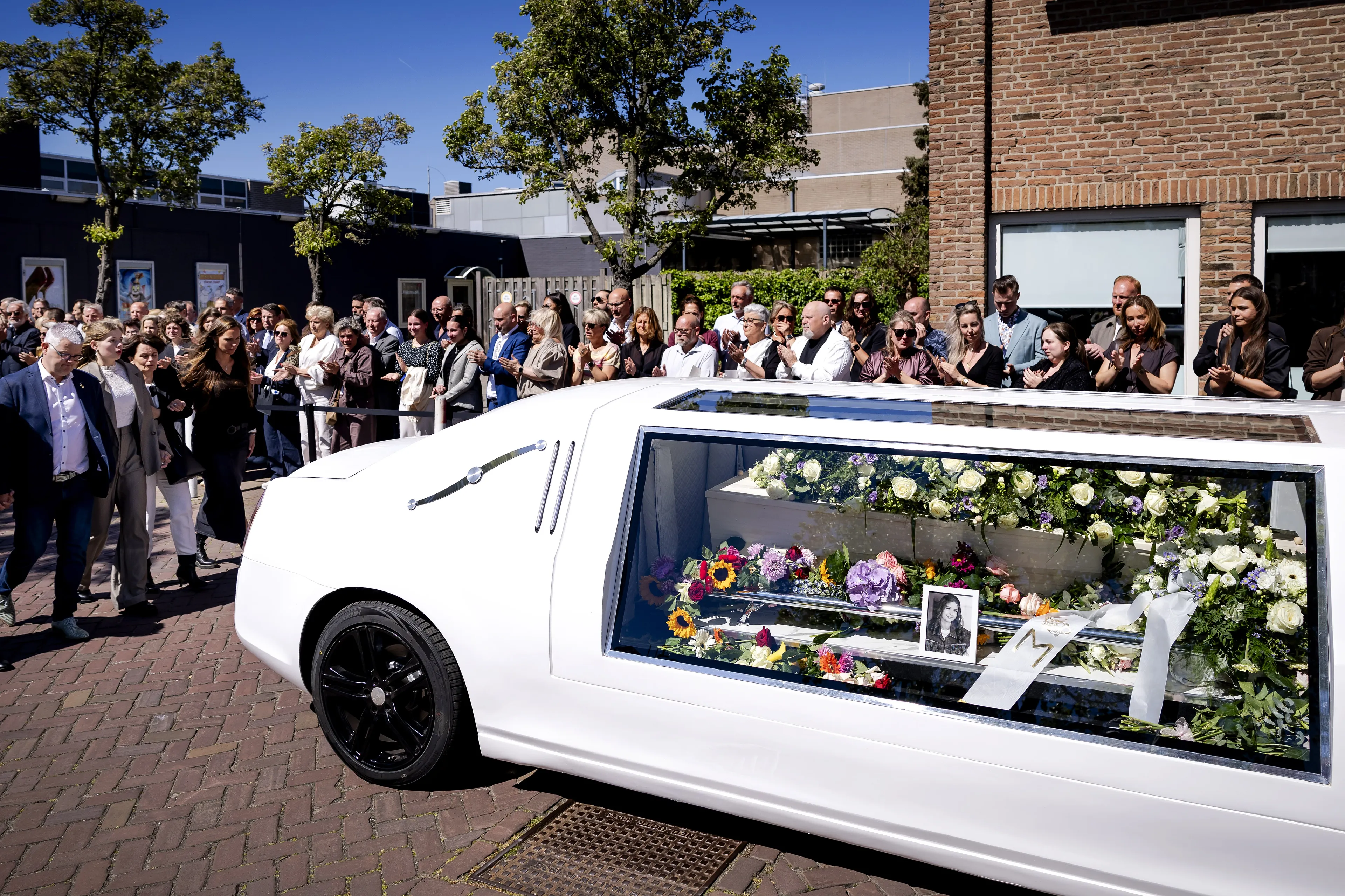 Duizenden vormen erehaag bij emotioneel afscheid Jade Kops