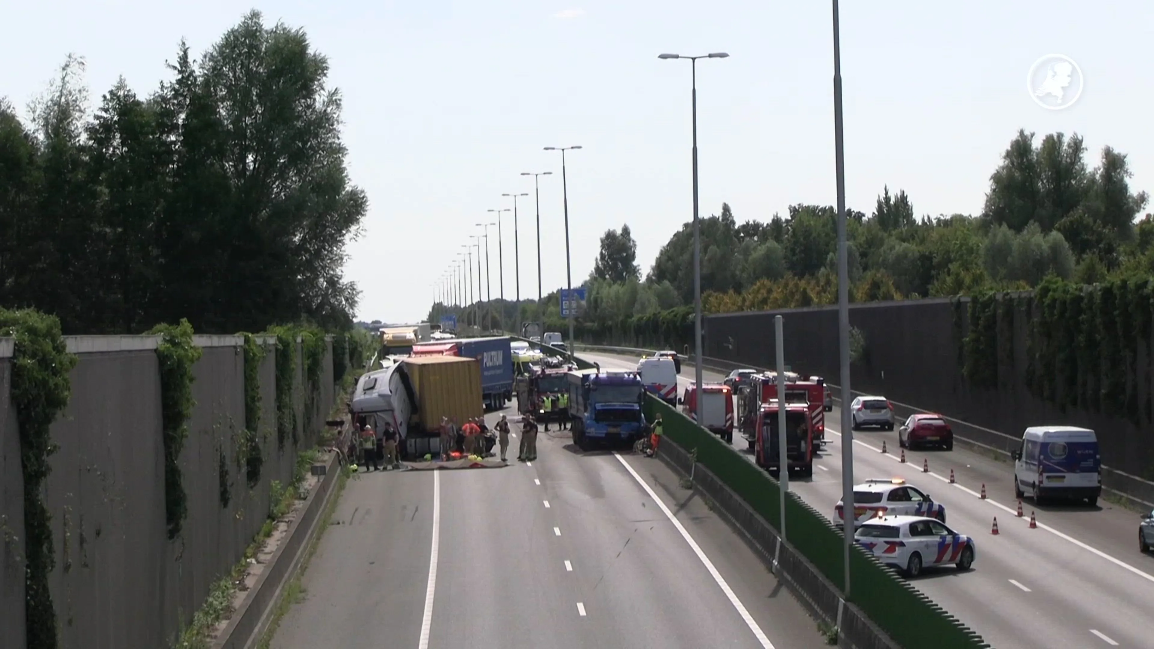 Ernstig ongeval met twee vrachtwagens: twee gewonden, A73 afgesloten