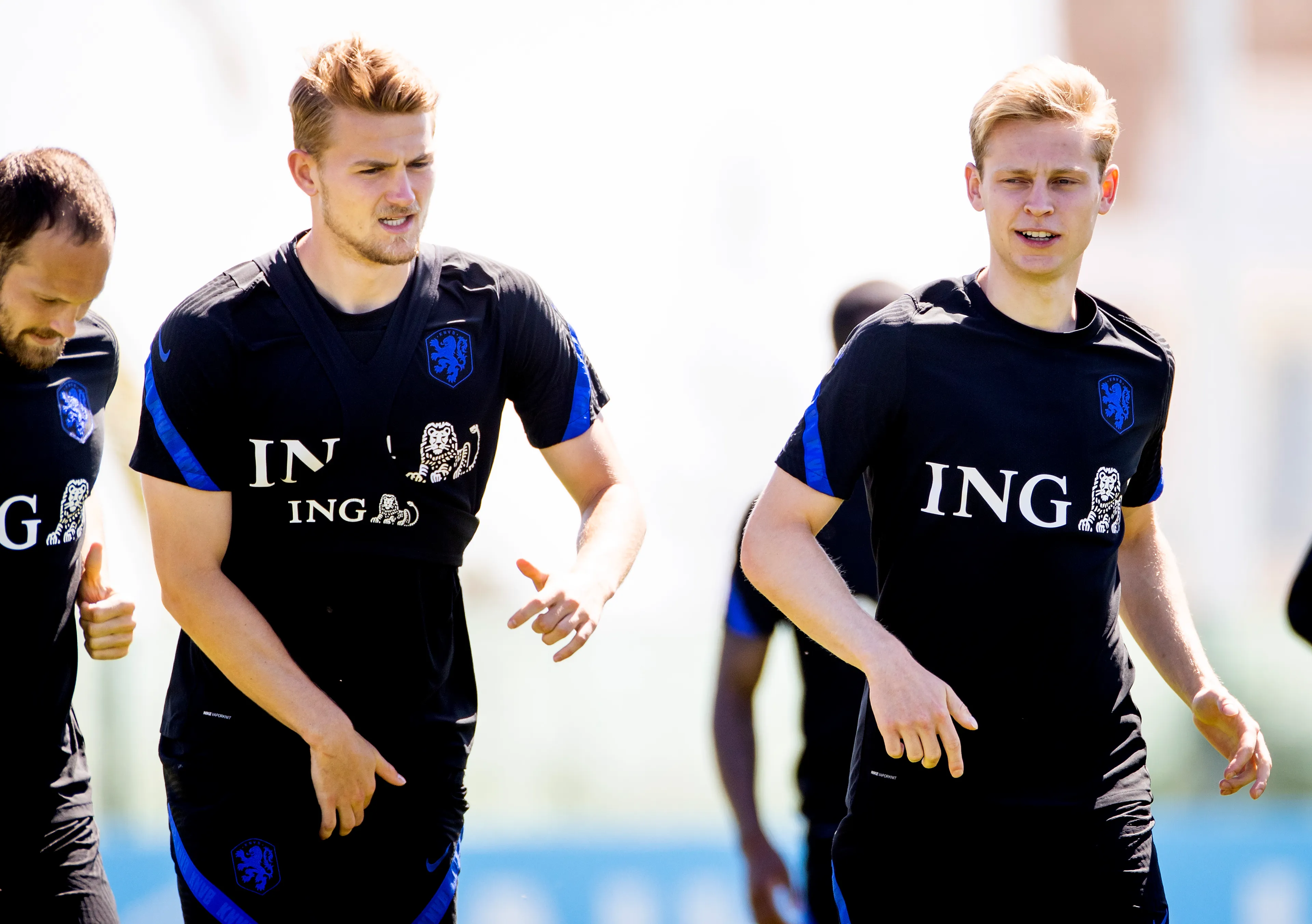 Oranje sluit rommelige week af met zorgen over blessure De Ligt