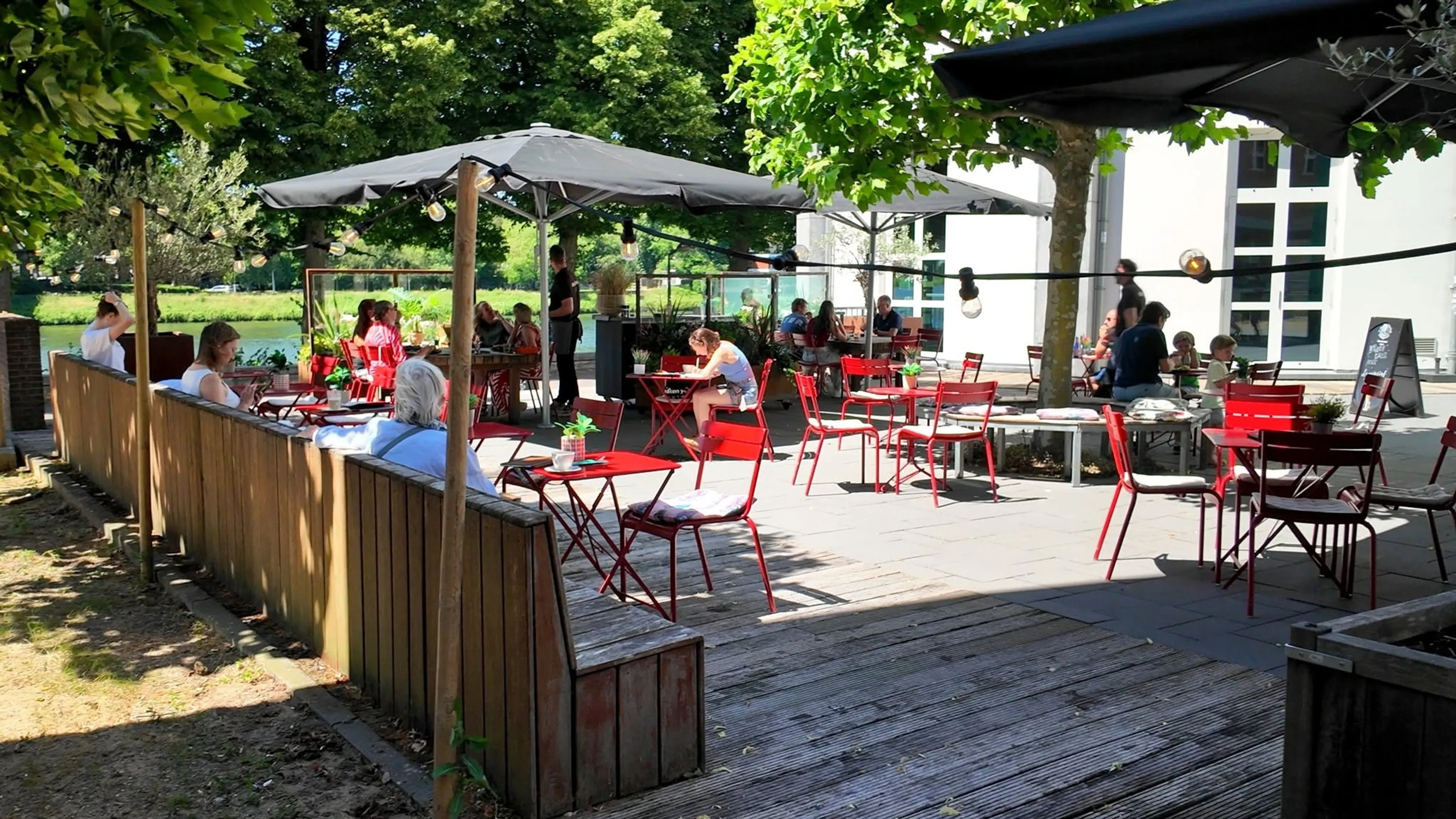 Dieven slaan toe bij museumcafé: alle designstoelen van terras gestolen
