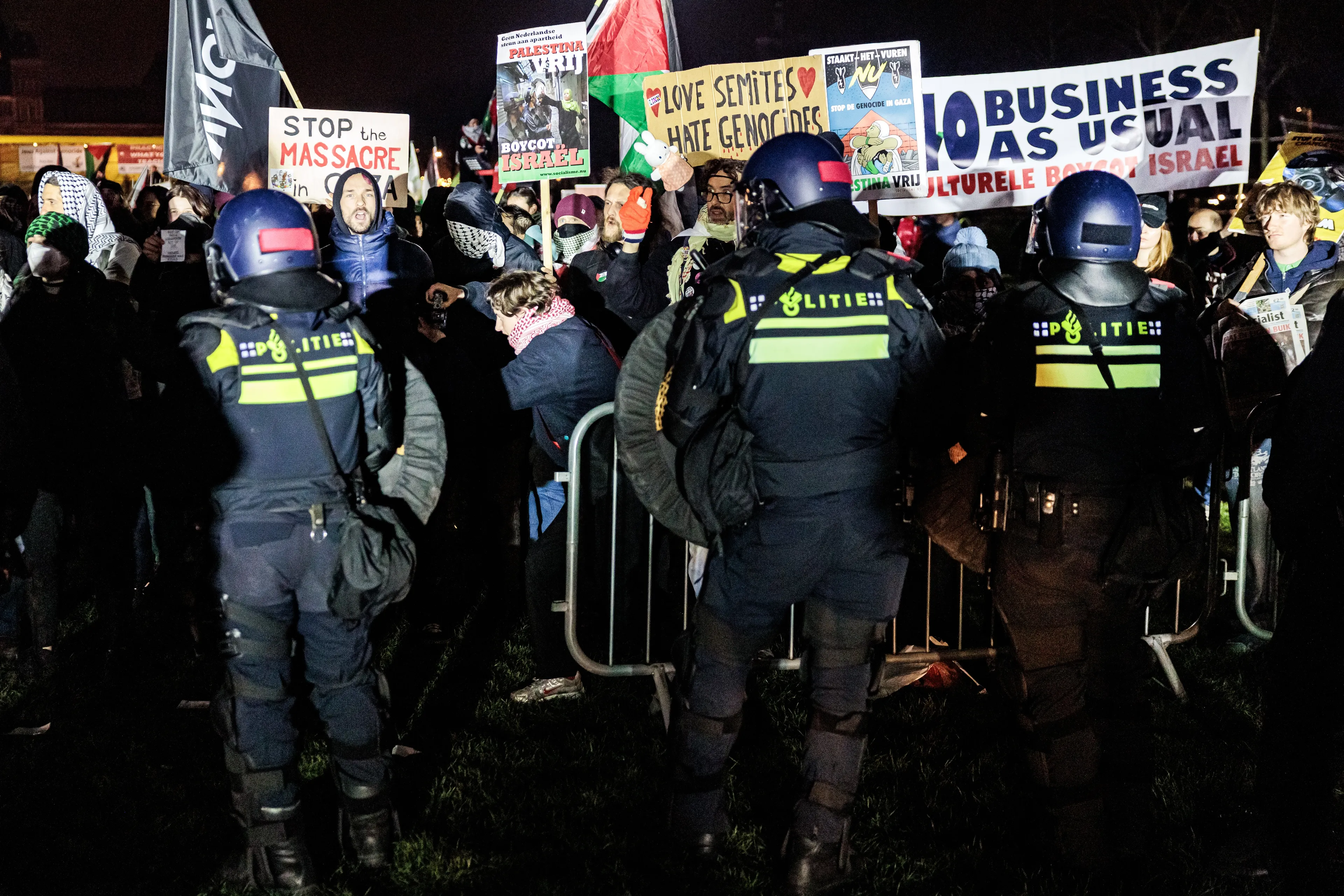 Rookbommen en aanhoudingen bij protest tegen Israëlische muzikant Concertgebouw