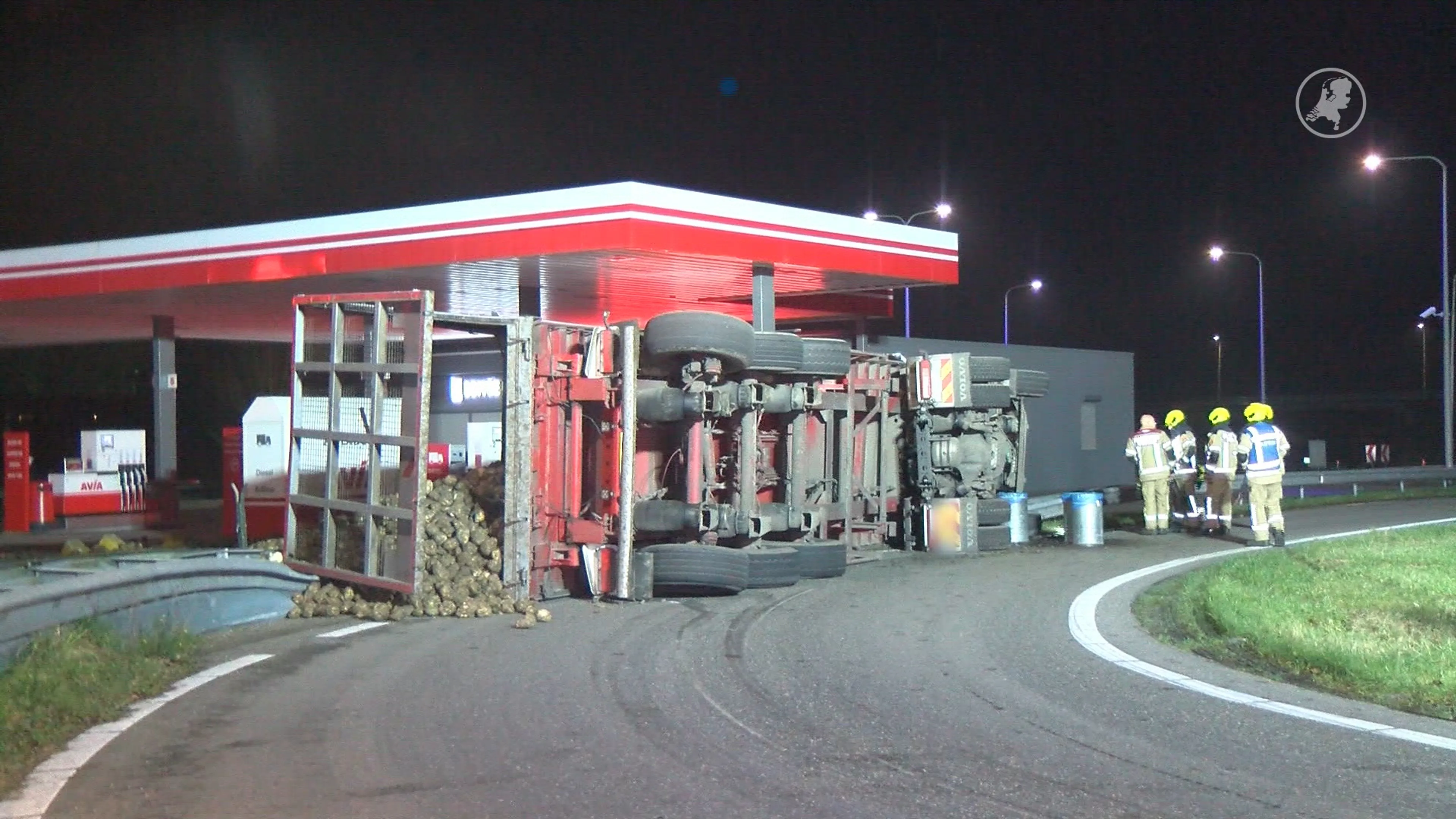 Vrachtwagen vol suikerbieten kantelt bij tankstation in Arnemuiden