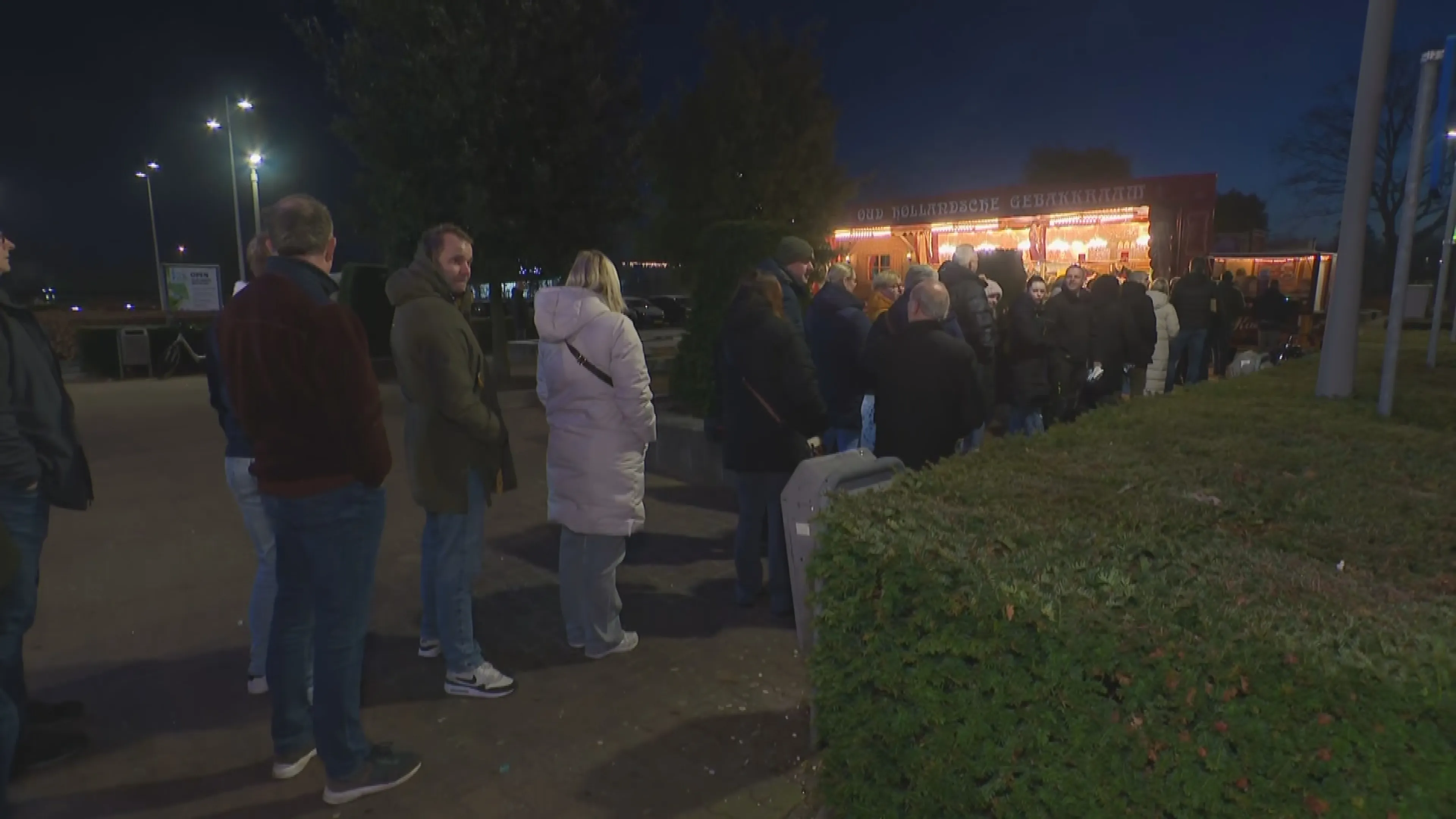 Al vroeg uit de veren voor olie- en krentenbollen: 'Later wordt de rij nog veel langer'