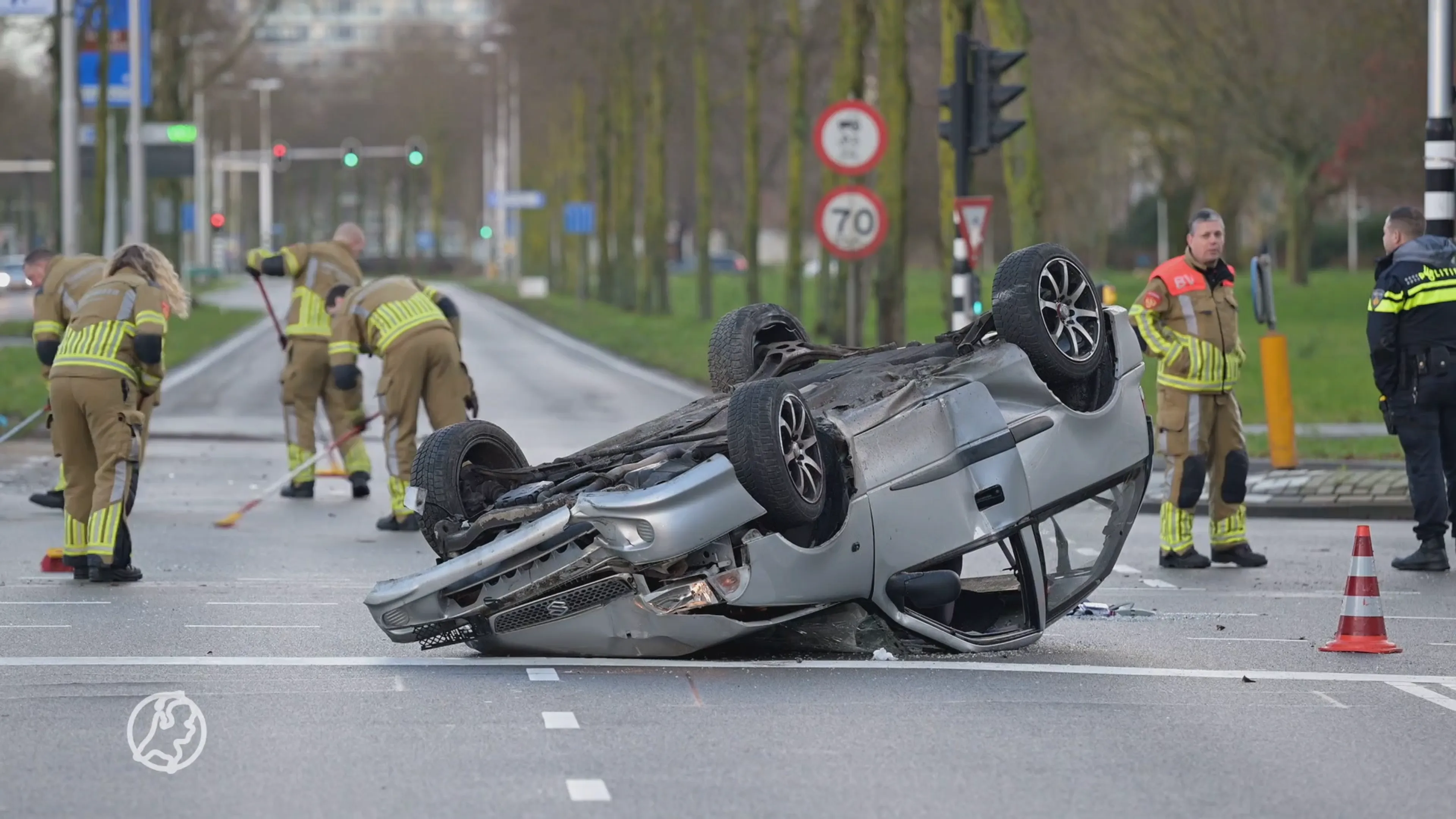 Automobilist rijdt lichtmast en verkeerslicht omver en neemt de benen
