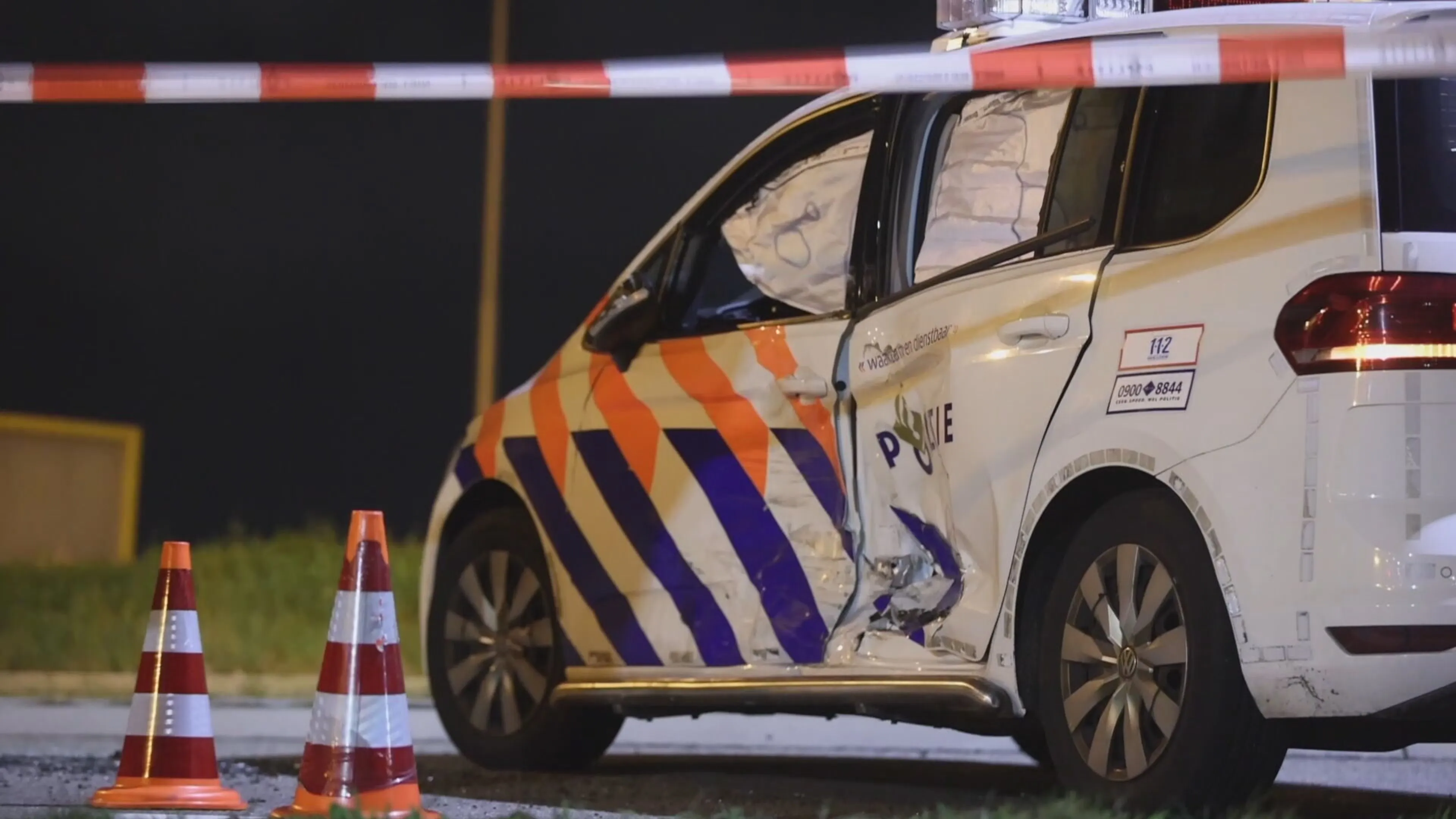 Man ramt tot drie keer toe politiewagens met bestelbus en slaat op de vlucht