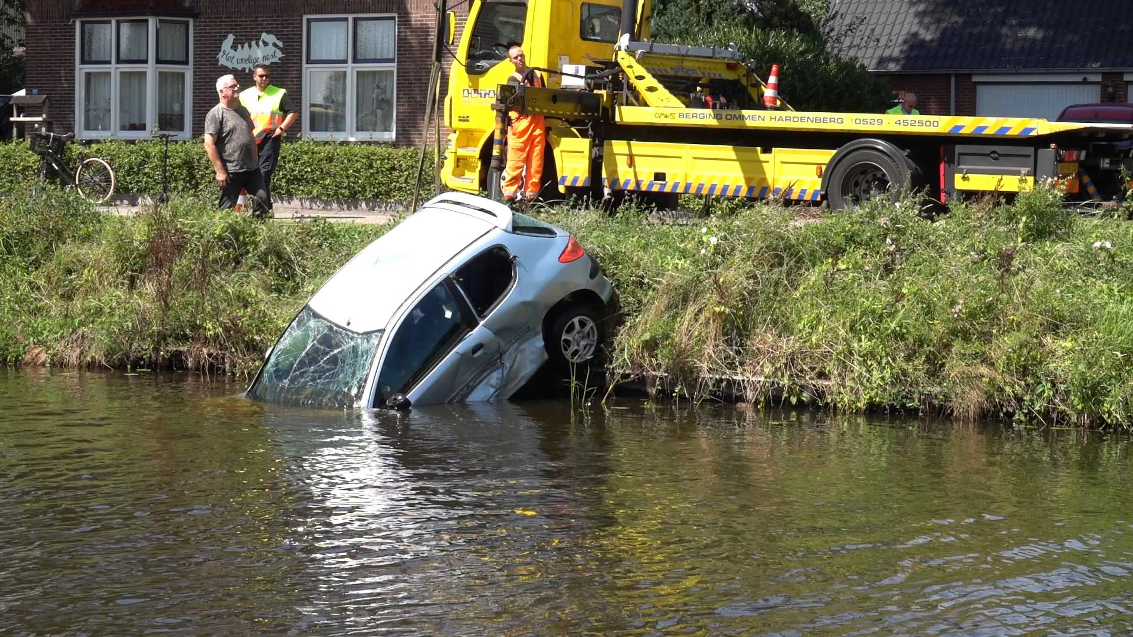 Proefritje met auto eindigt in de sloot na ongeluk: drie gewonden