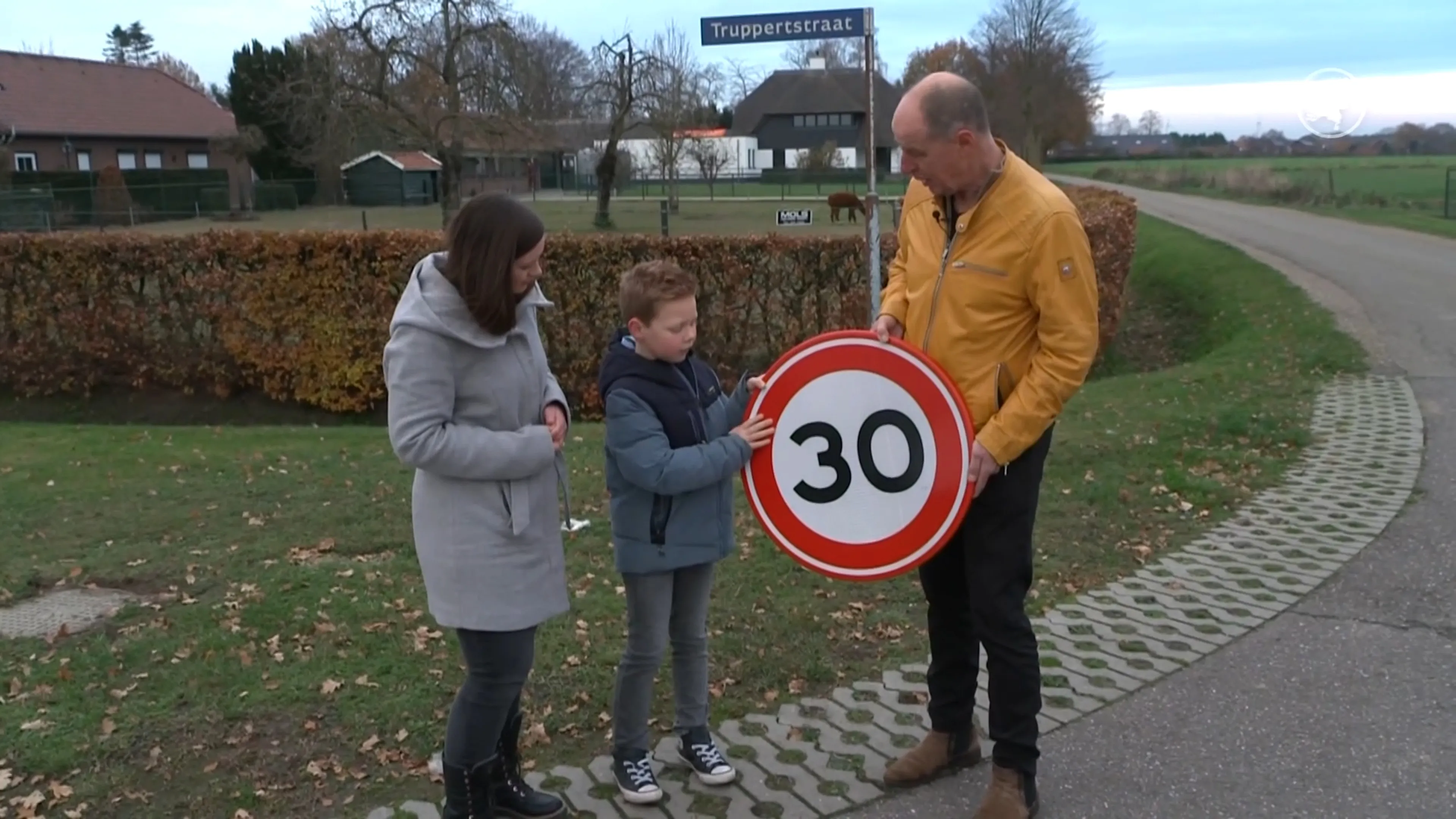 Finn (8) bezorgd over verkeersveiligheid Tungelroy en stapt naar de politiek