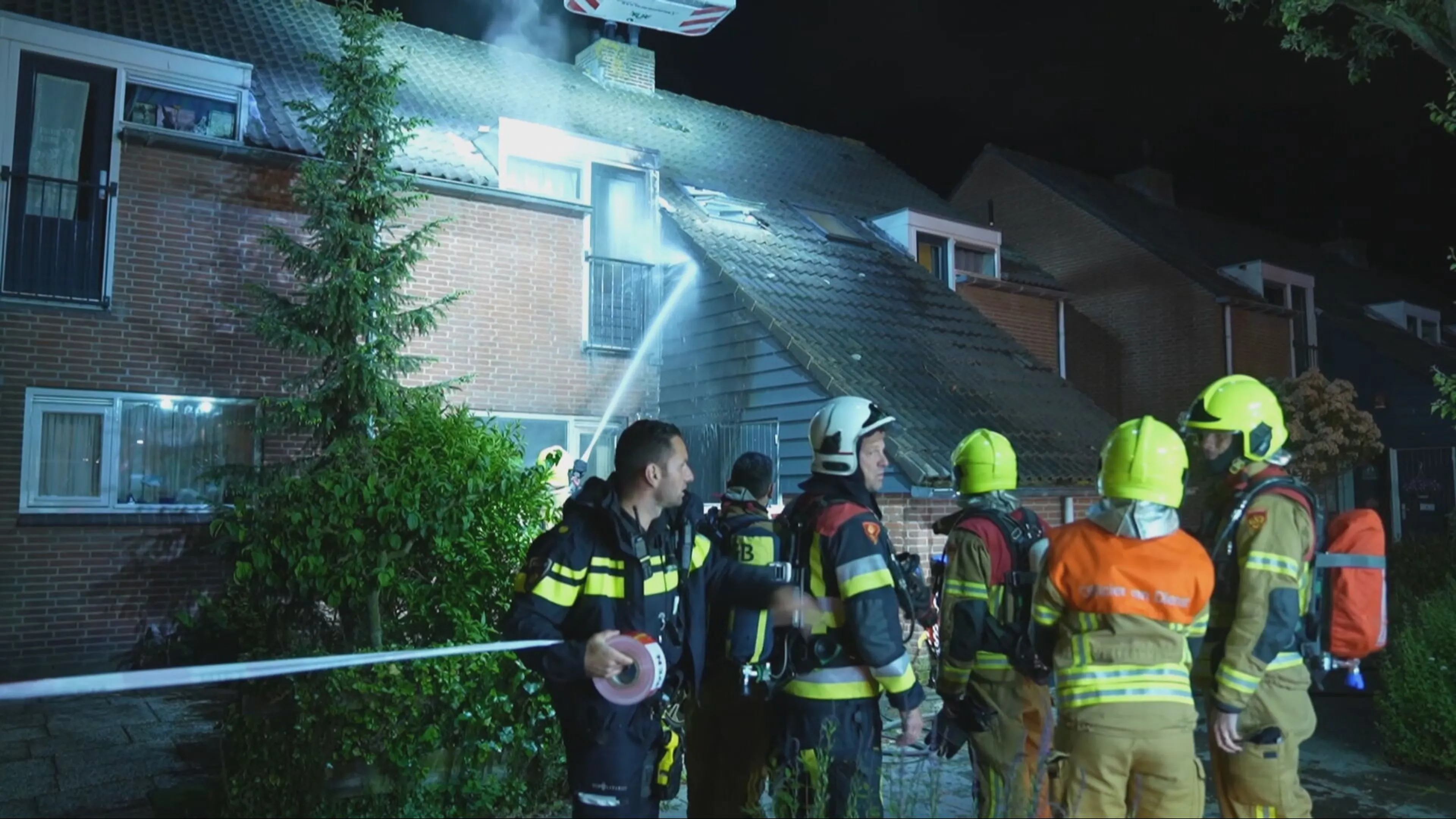 Brand en explosie bij woning in Poortugaal, bewoners op straat