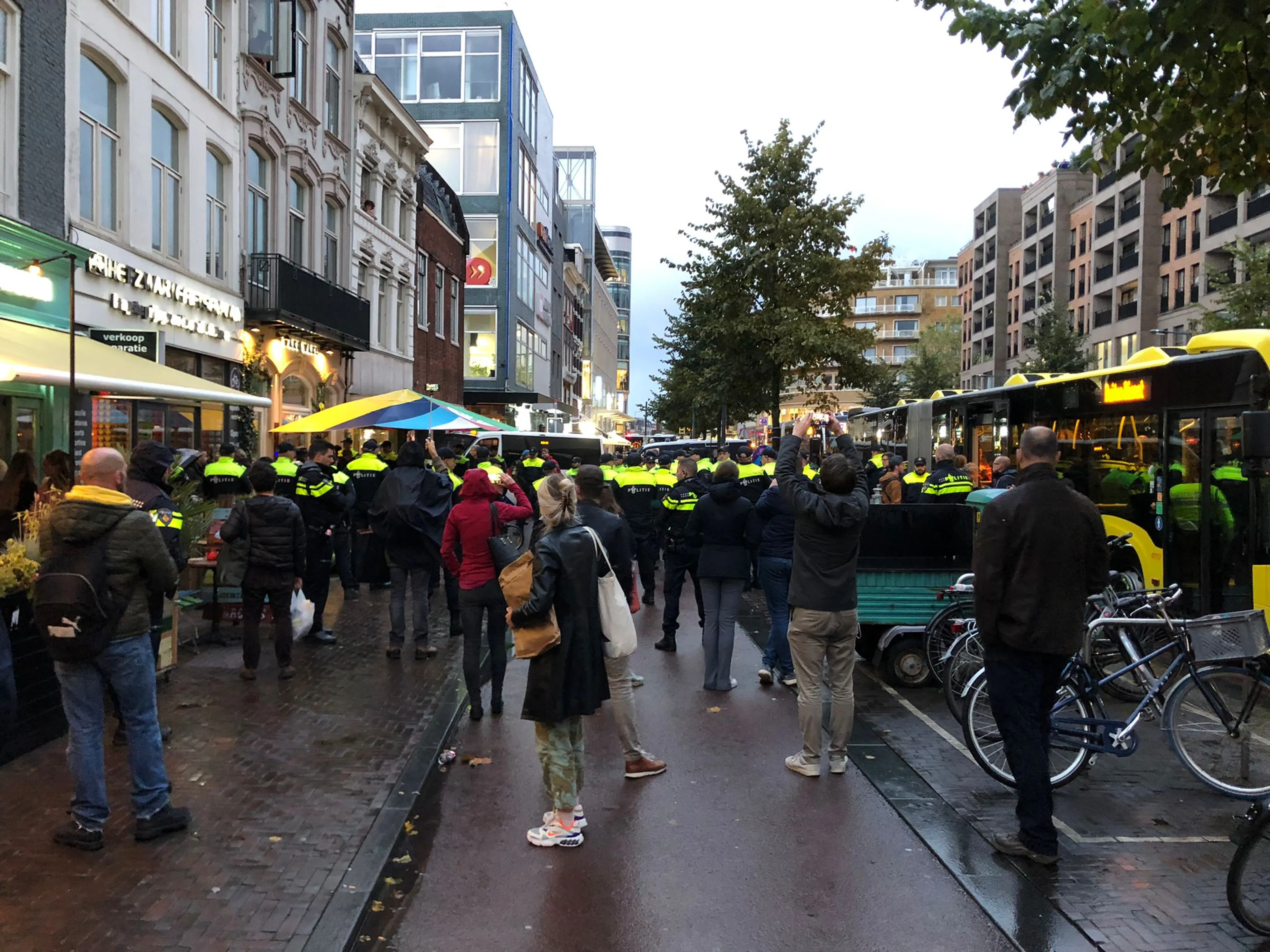 ME grijpt in bij demonstratie Waku Waku: betogers omsingeld en afgevoerd