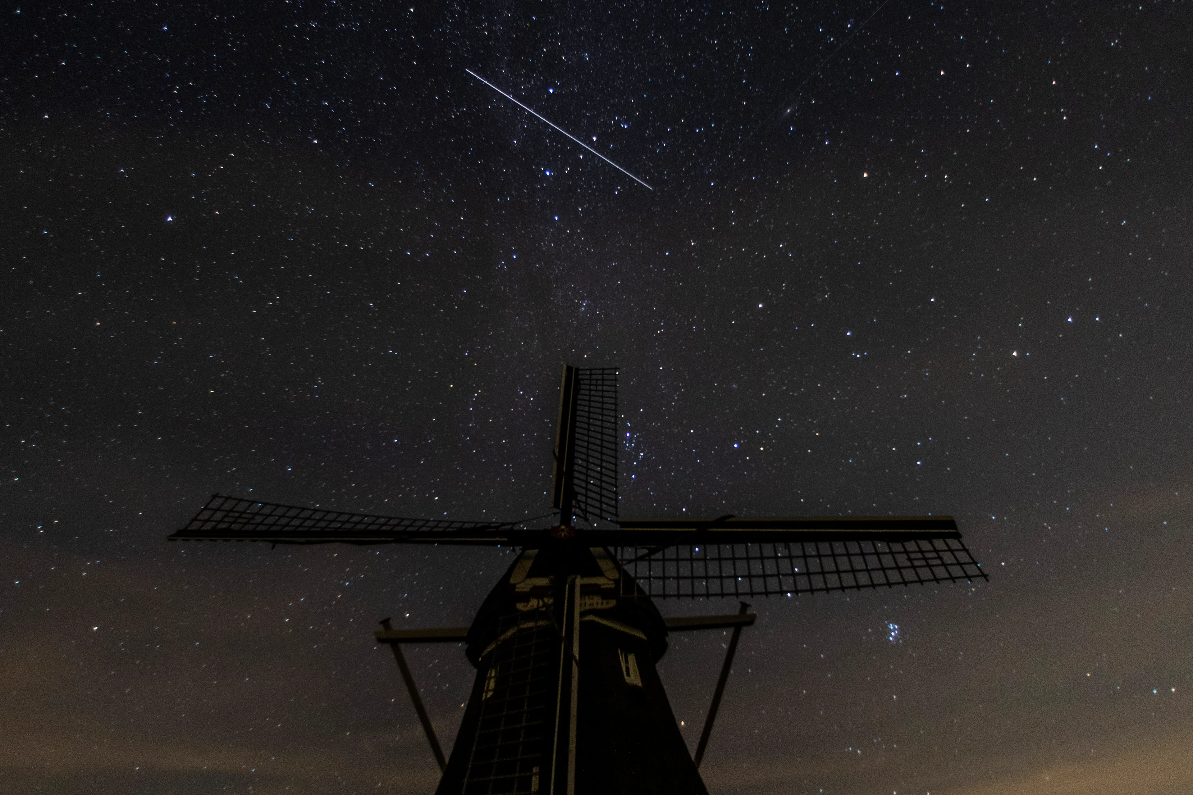 ZIEN: vallende sterren boven het Hollandse landschap
