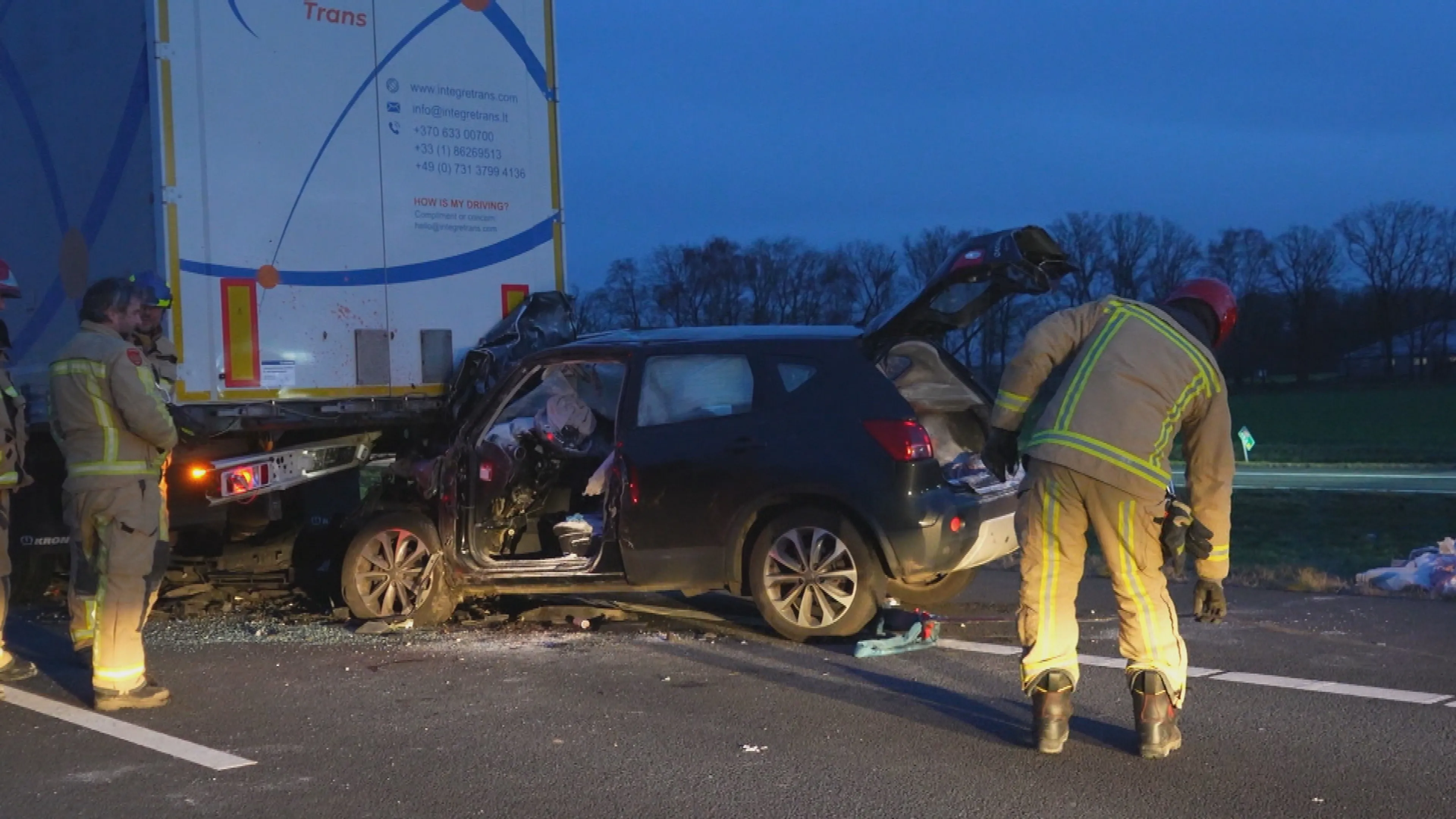 A67 dicht na botsing auto en vrachtwagen: bestuurder naar ziekenhuis