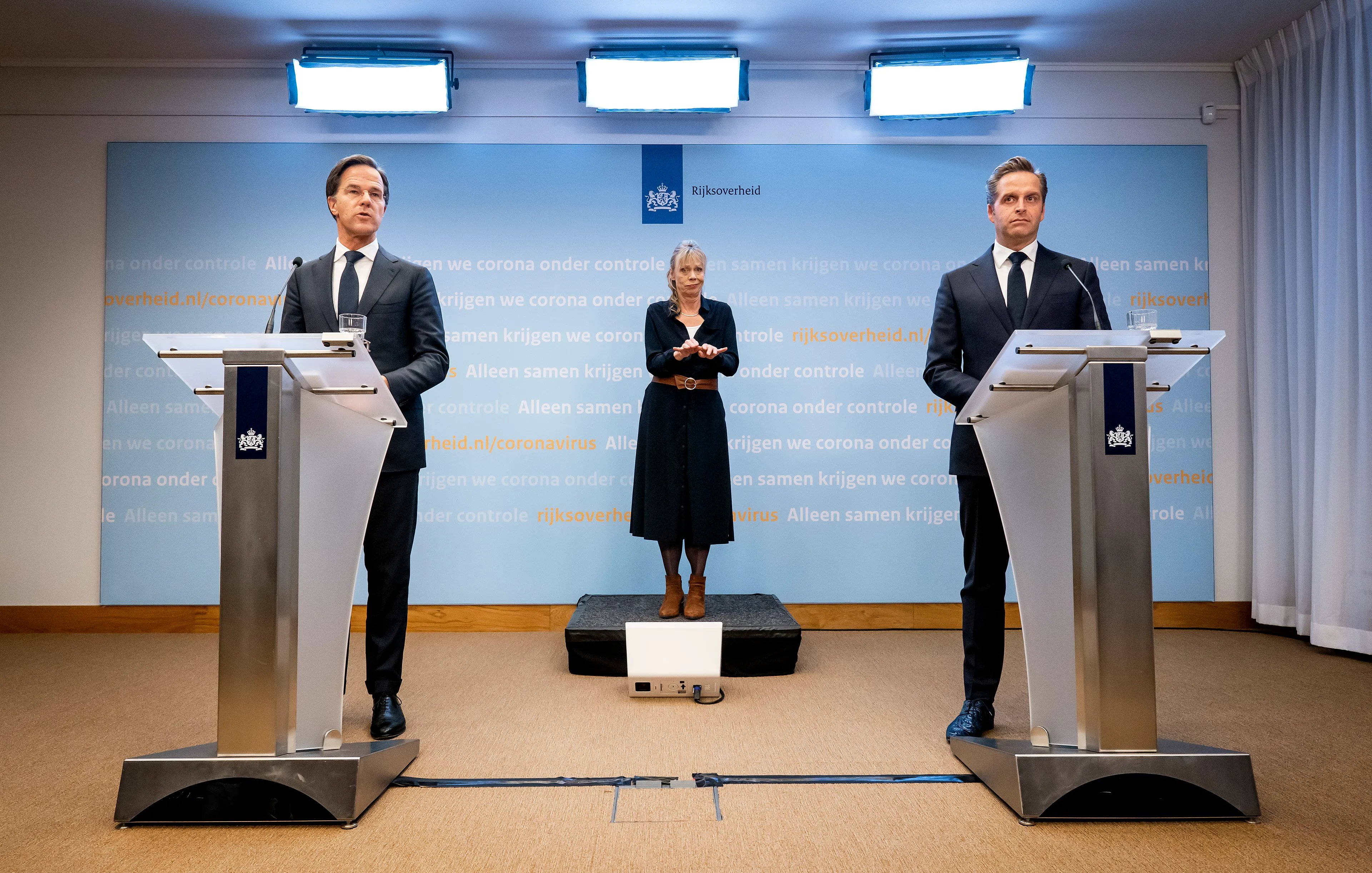 KIJK TERUG: Rutte en De Jonge luiden einde 1,5 meter afstandsregel in tijdens persconferentie