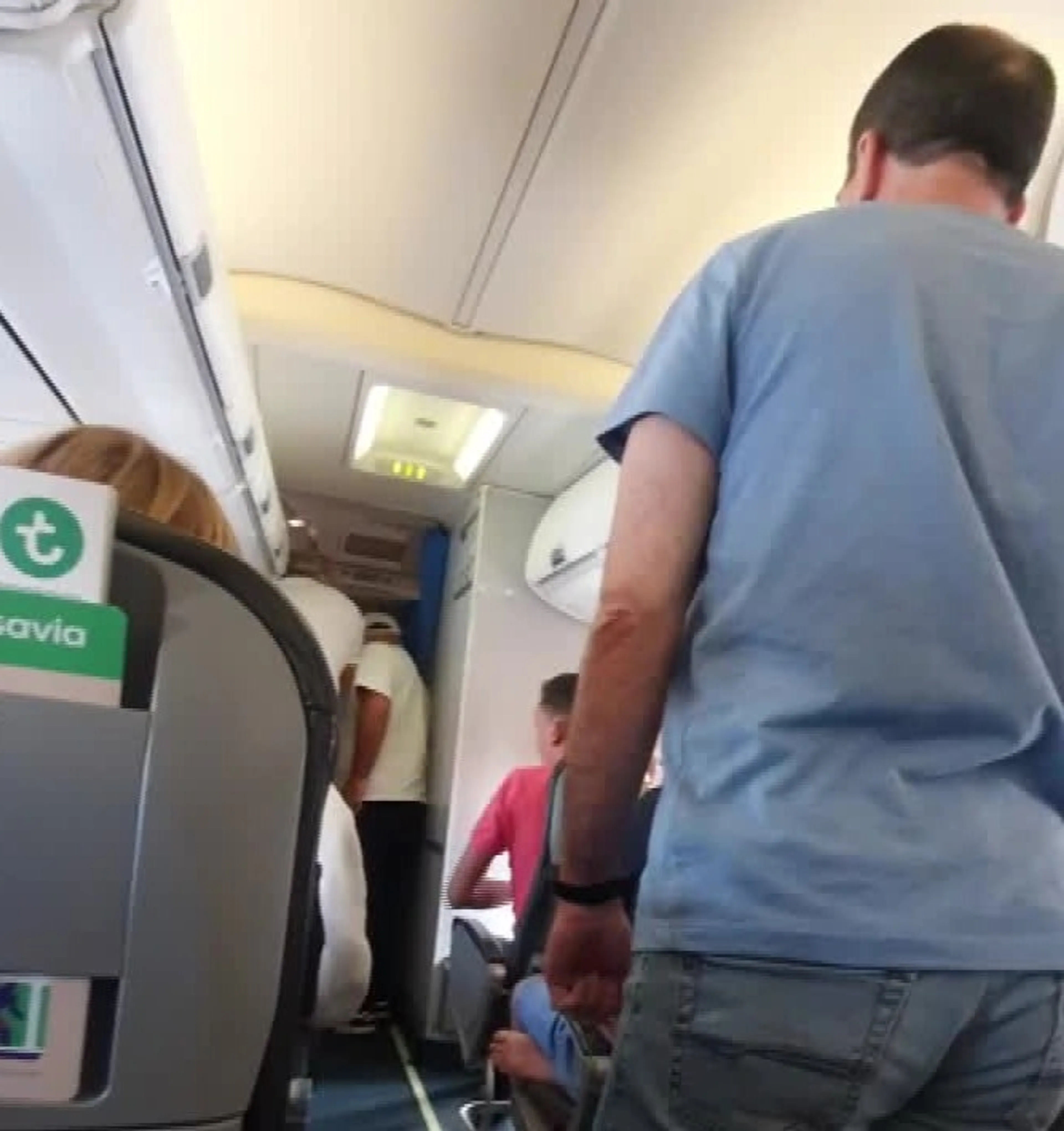 Dronken passagier zorgt voor onrust in vliegtuig en betast stewardess, reiziger Cesar overmeestert hem