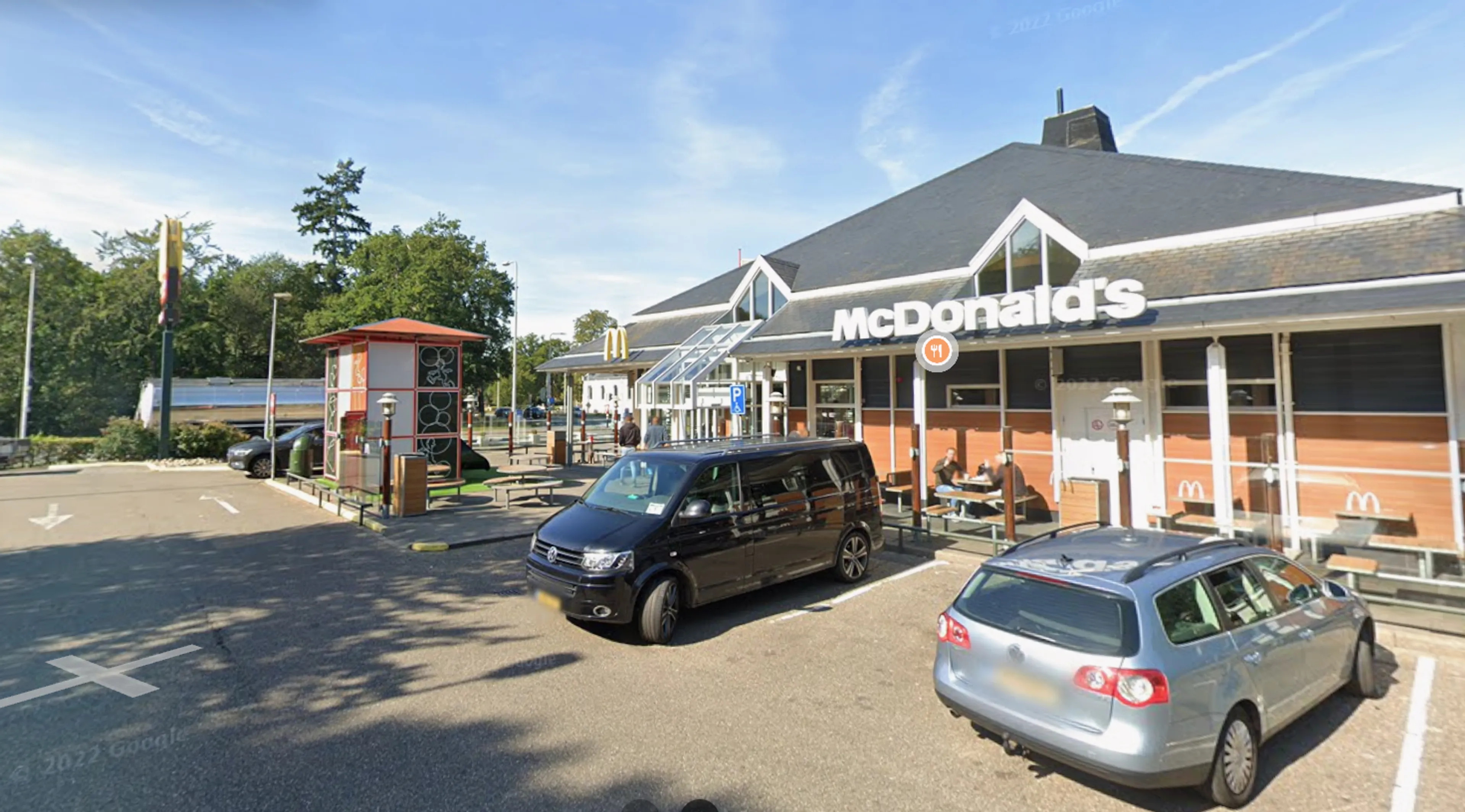 Peuter zwaargewond door glijbaan bij fastfoodrestaurant: teen geamputeerd