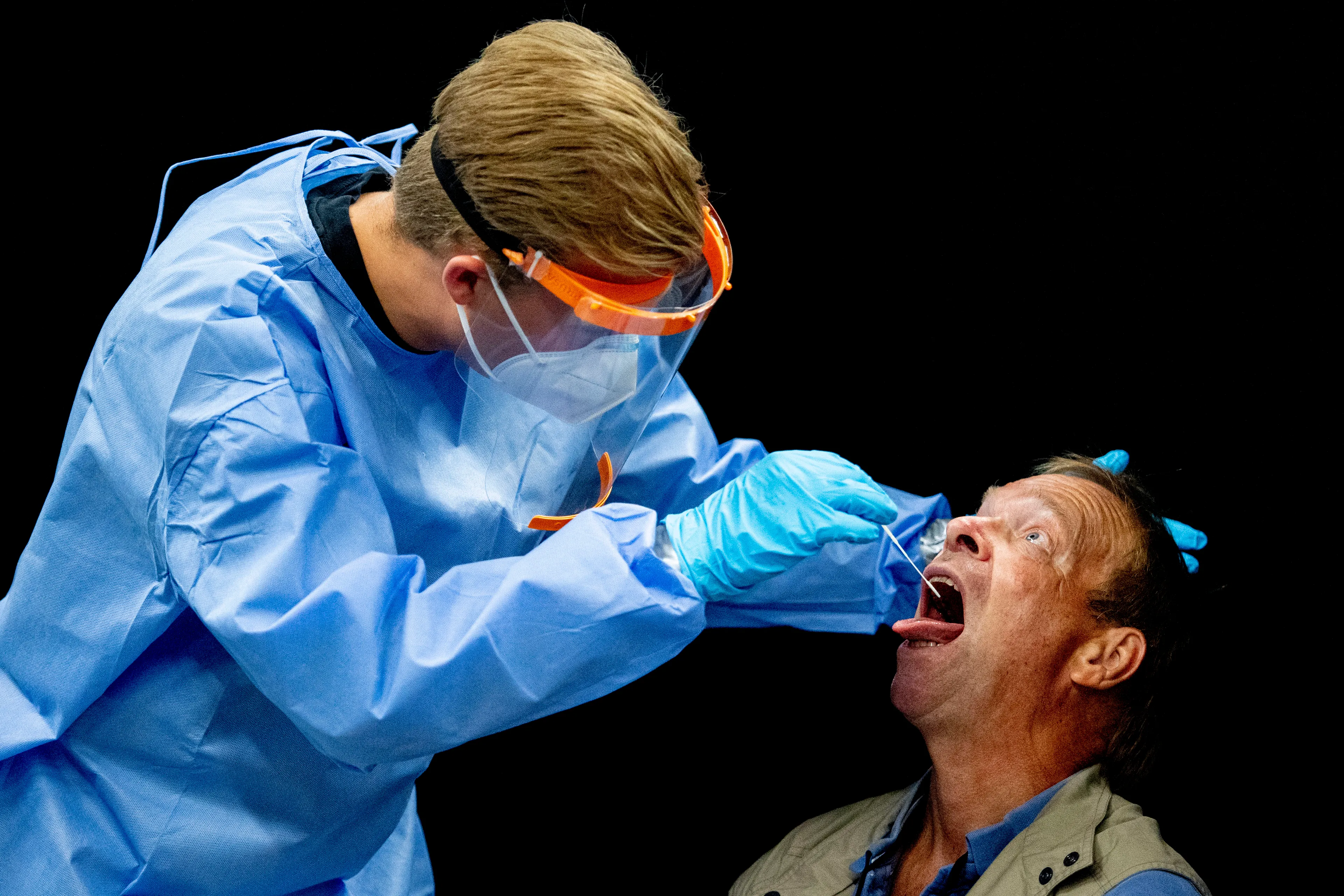 Leraren en zorgpersoneel krijgen vanaf maandag voorrang bij coronatest