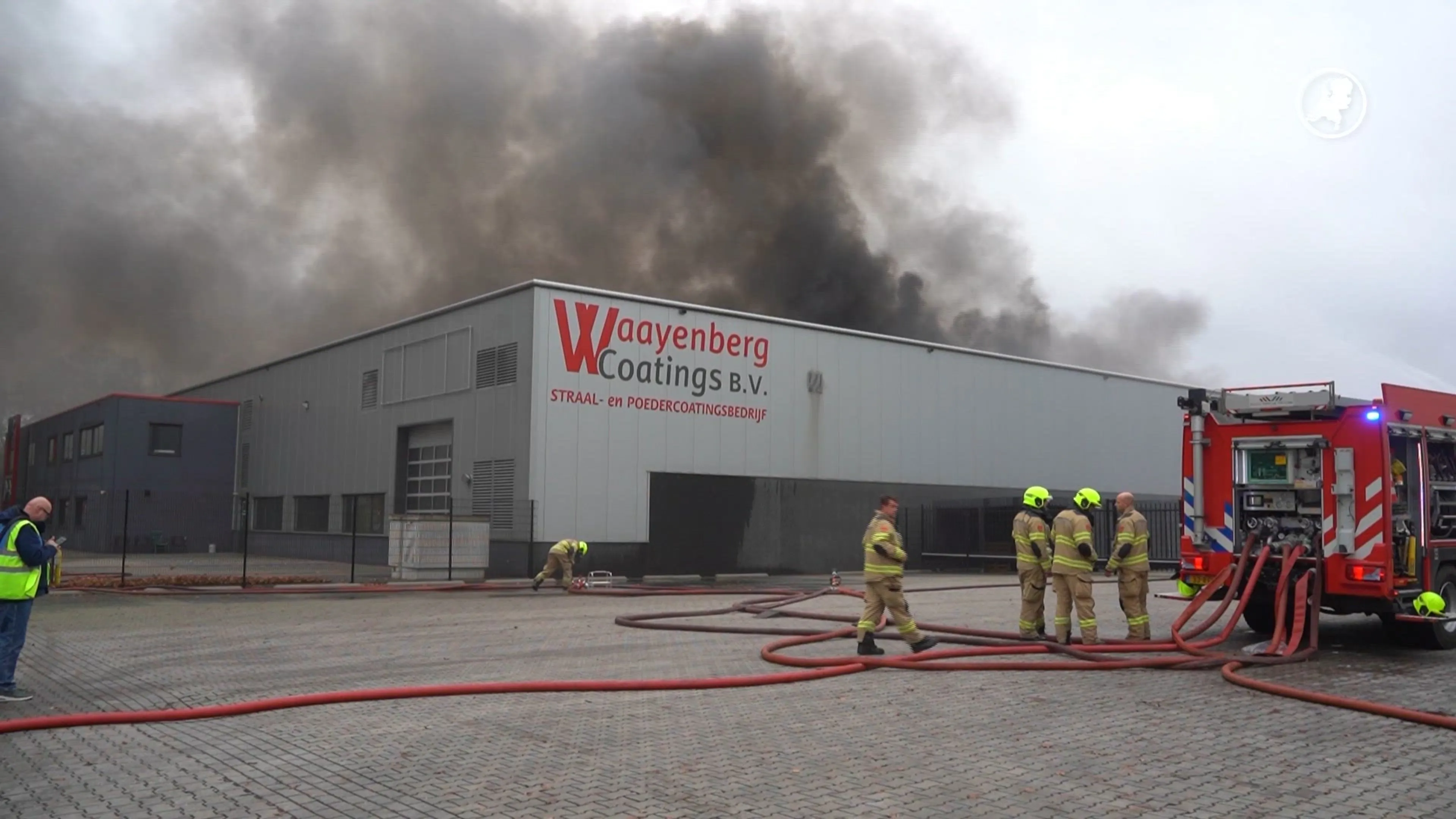 Bij een grote brand op een industrieterrein in Barneveld komt veel rook vrij