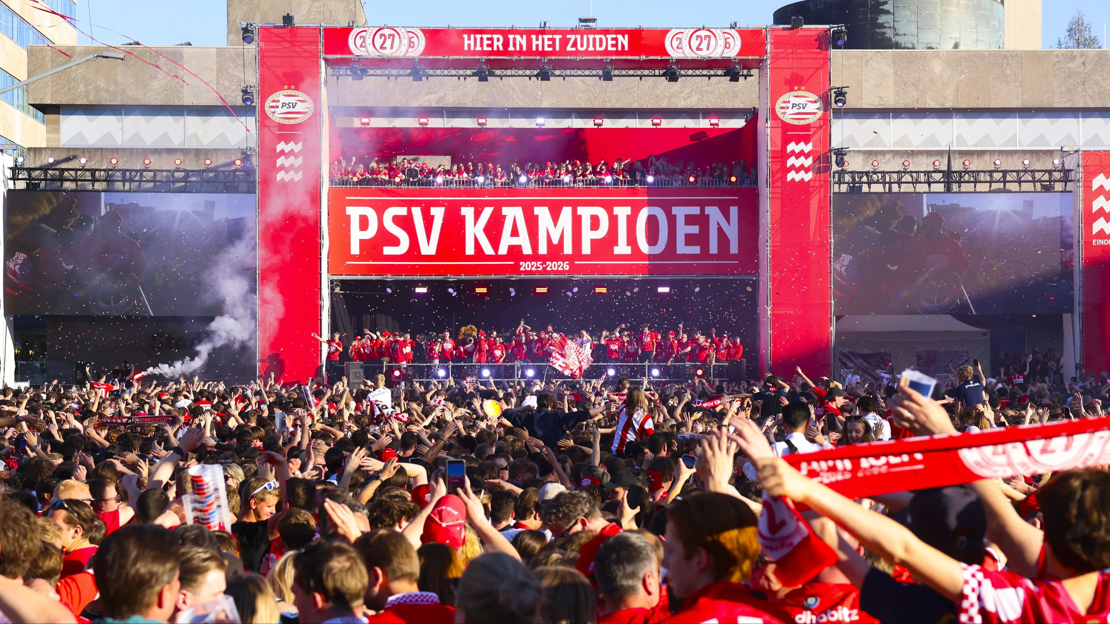 Spelers PSV gehuldigd, groot feest op pleinen in Eindhoven