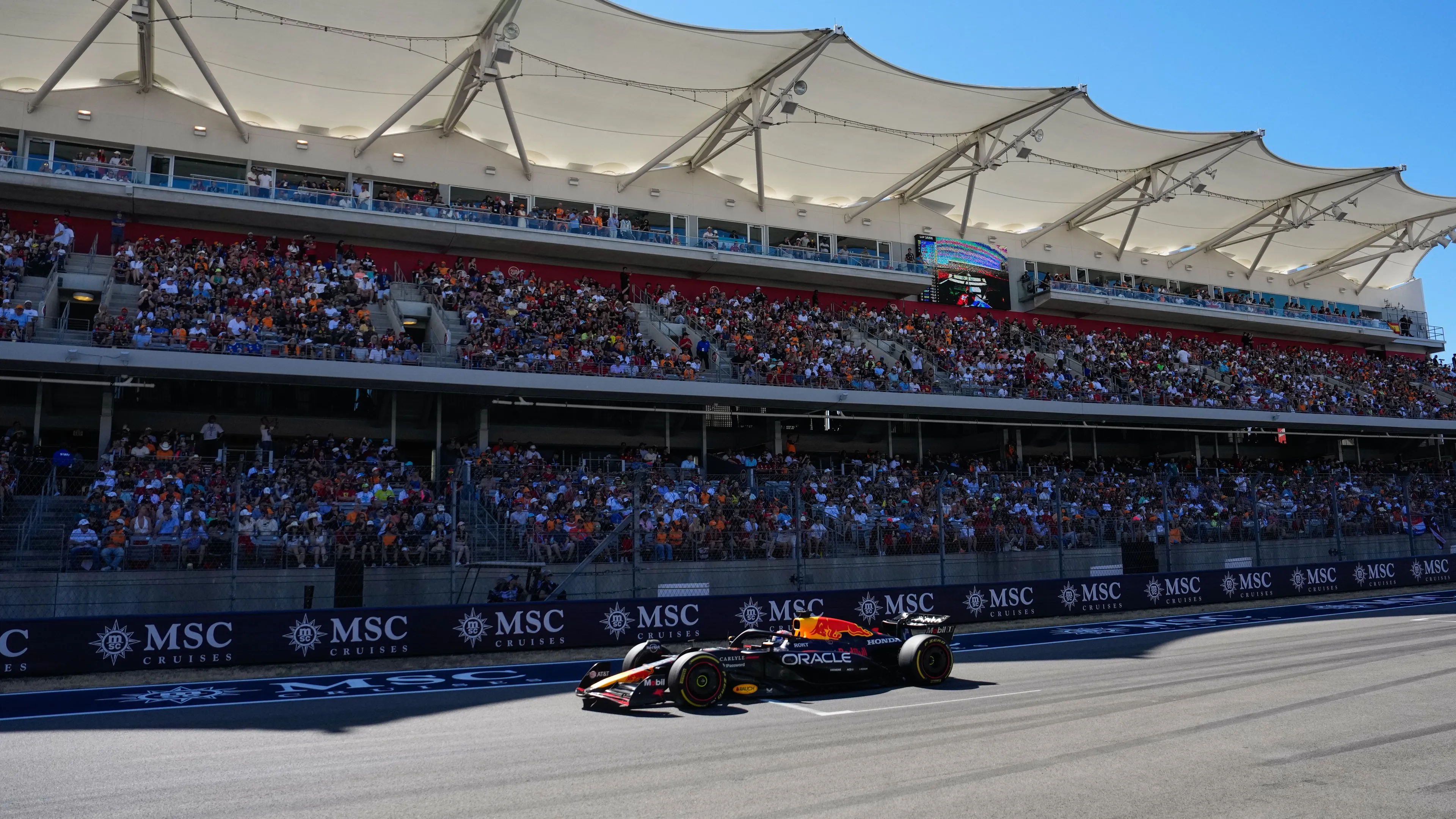 Verstappen slaat toe in GP van VS en loopt verder in