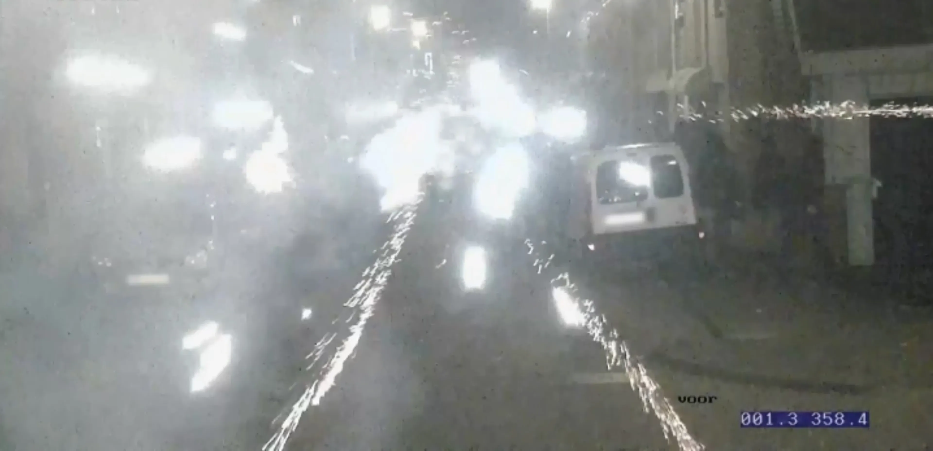 Nieuwe beelden: groep jongeren Utrecht bekogelt agenten en politiebusje met vuurwerk