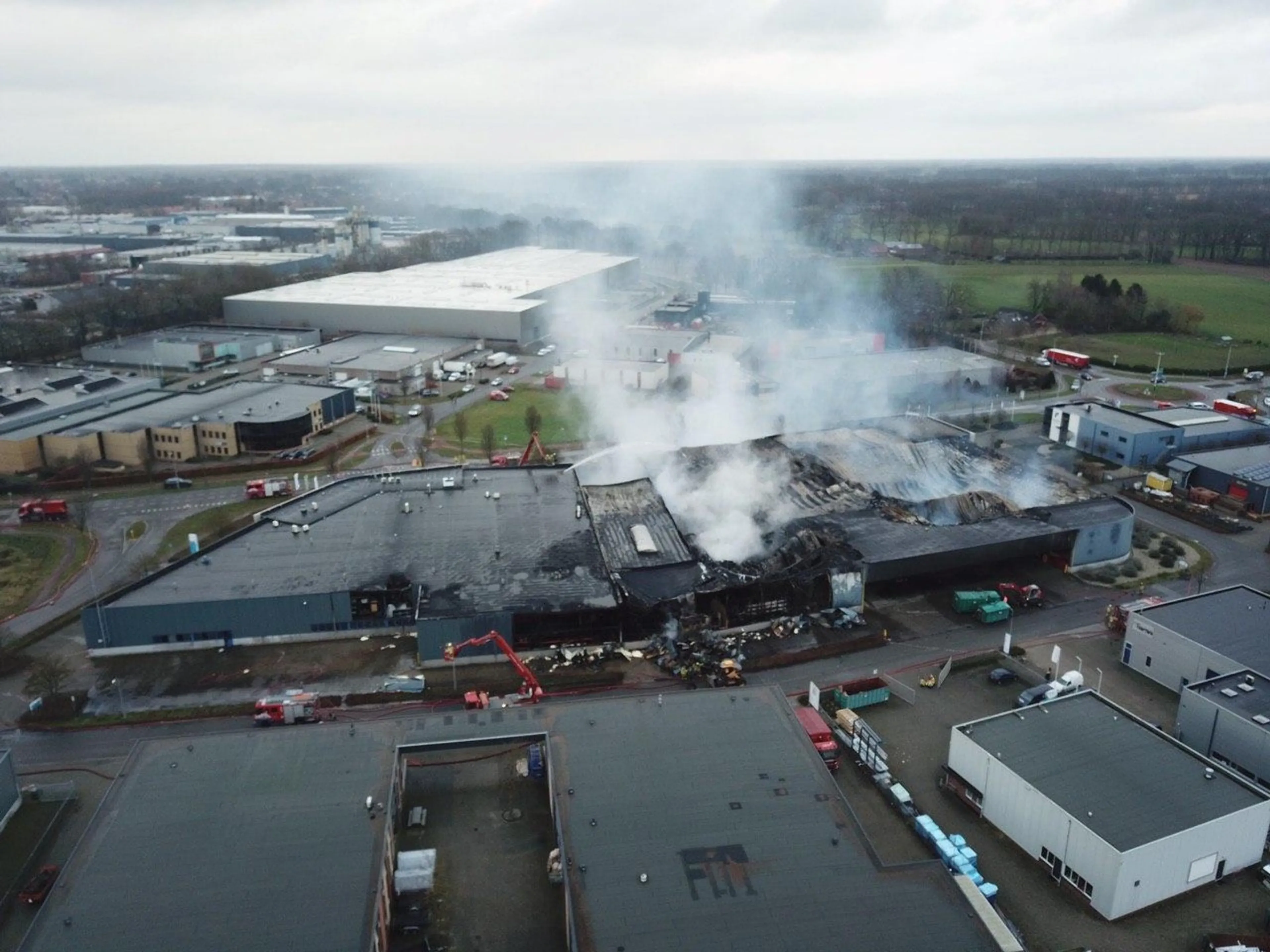 Grote brand verwoest bedrijfspand in Aalten: 'Niet te bevatten, horrorfilm waar ik in beland ben'