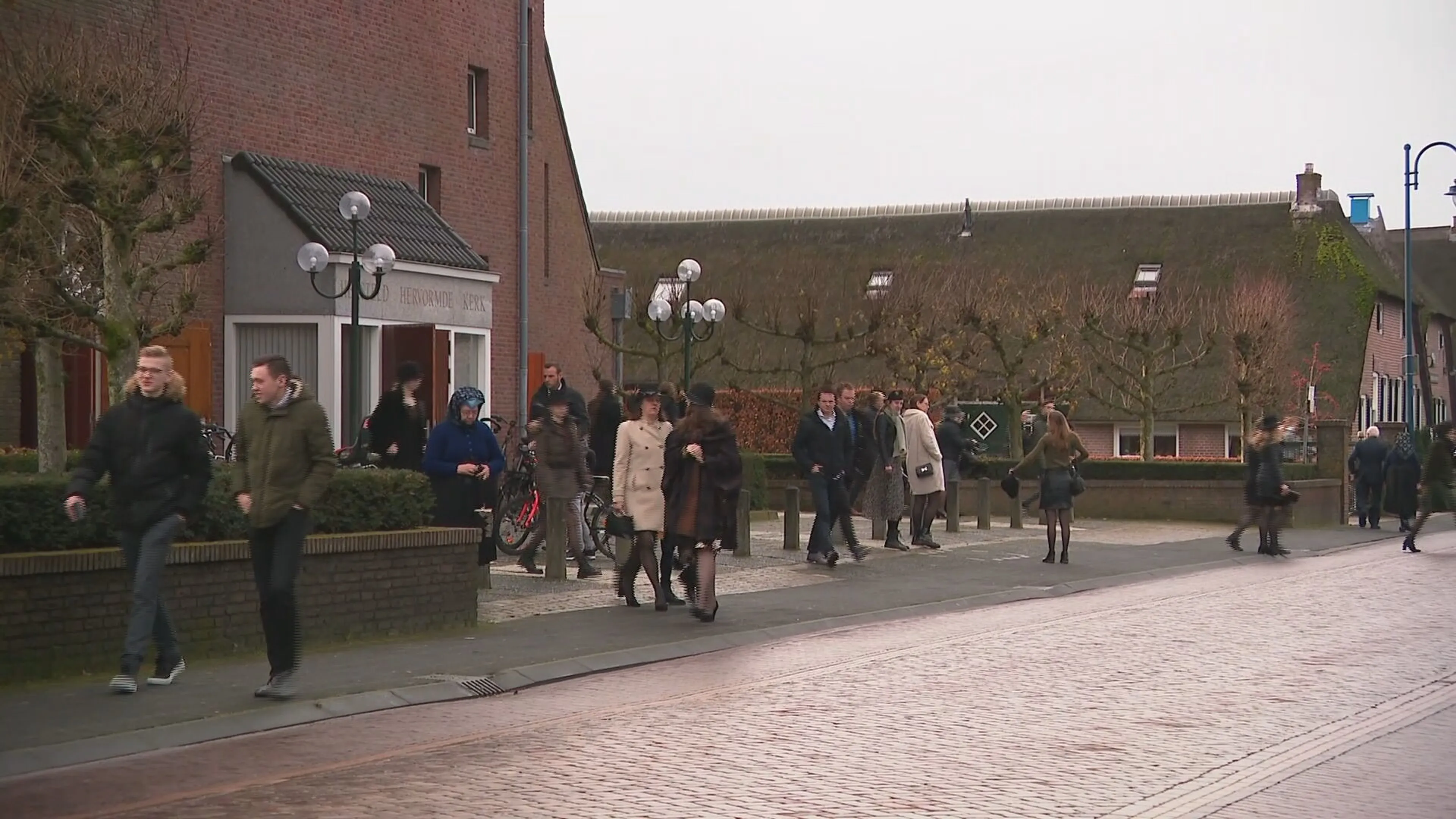 Lockdown? In Staphorst gaan 200 mensen 'gewoon' naar de kerk: '100 procent belangrijk dat ik ga'