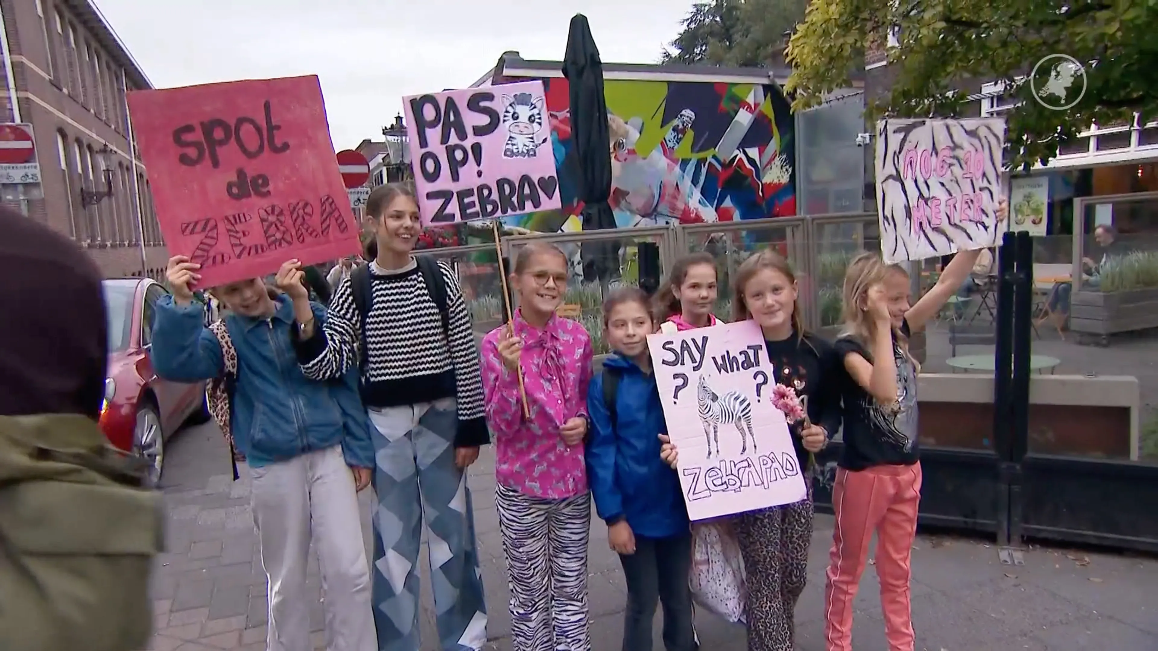Leerlingen voeren actie voor veilig oversteken bij zebrapad in Amsterdam