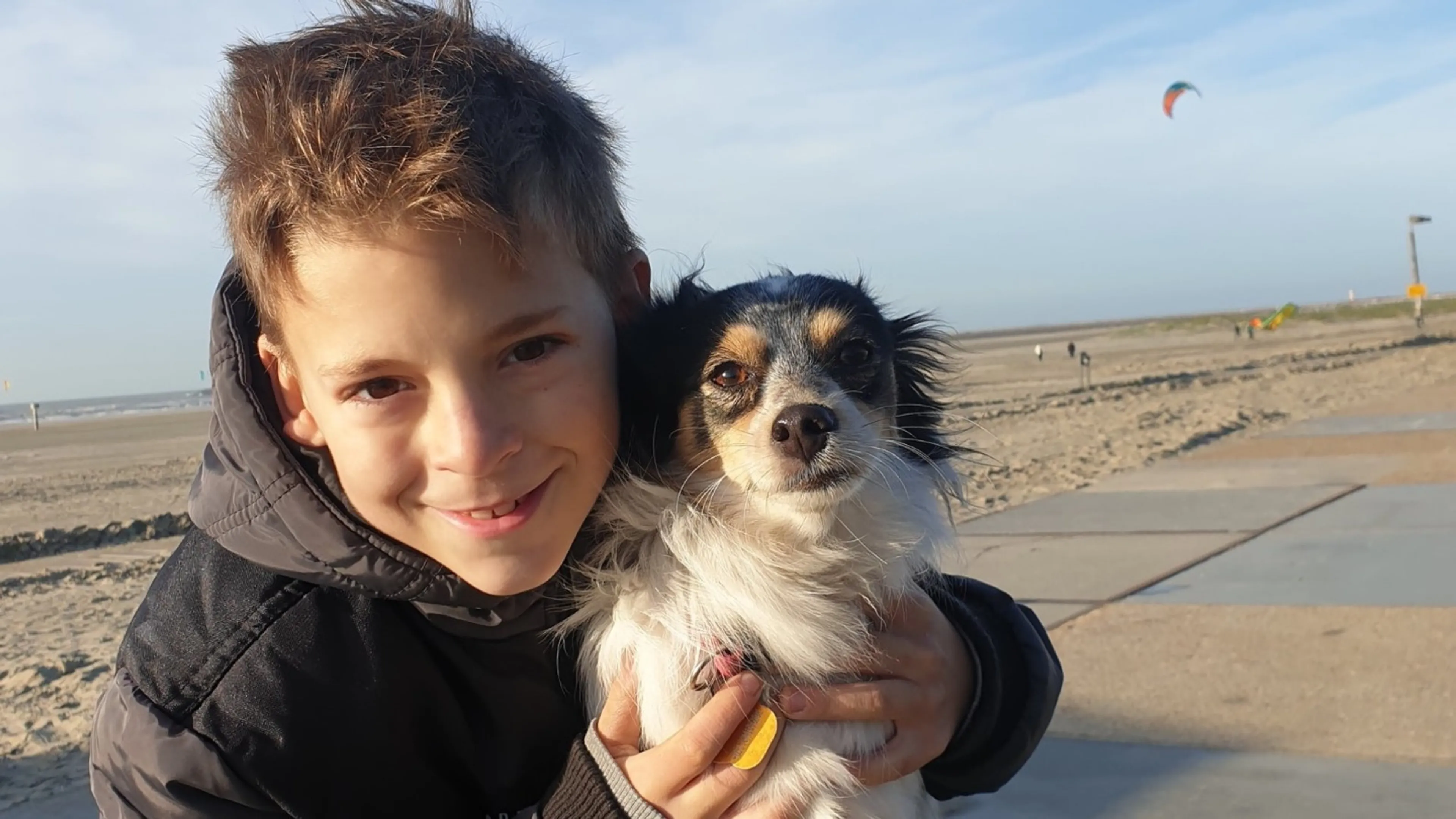 Randy (10) raakt hand kwijt door ontploffende Cobra 6, bekenden starten doneeractie