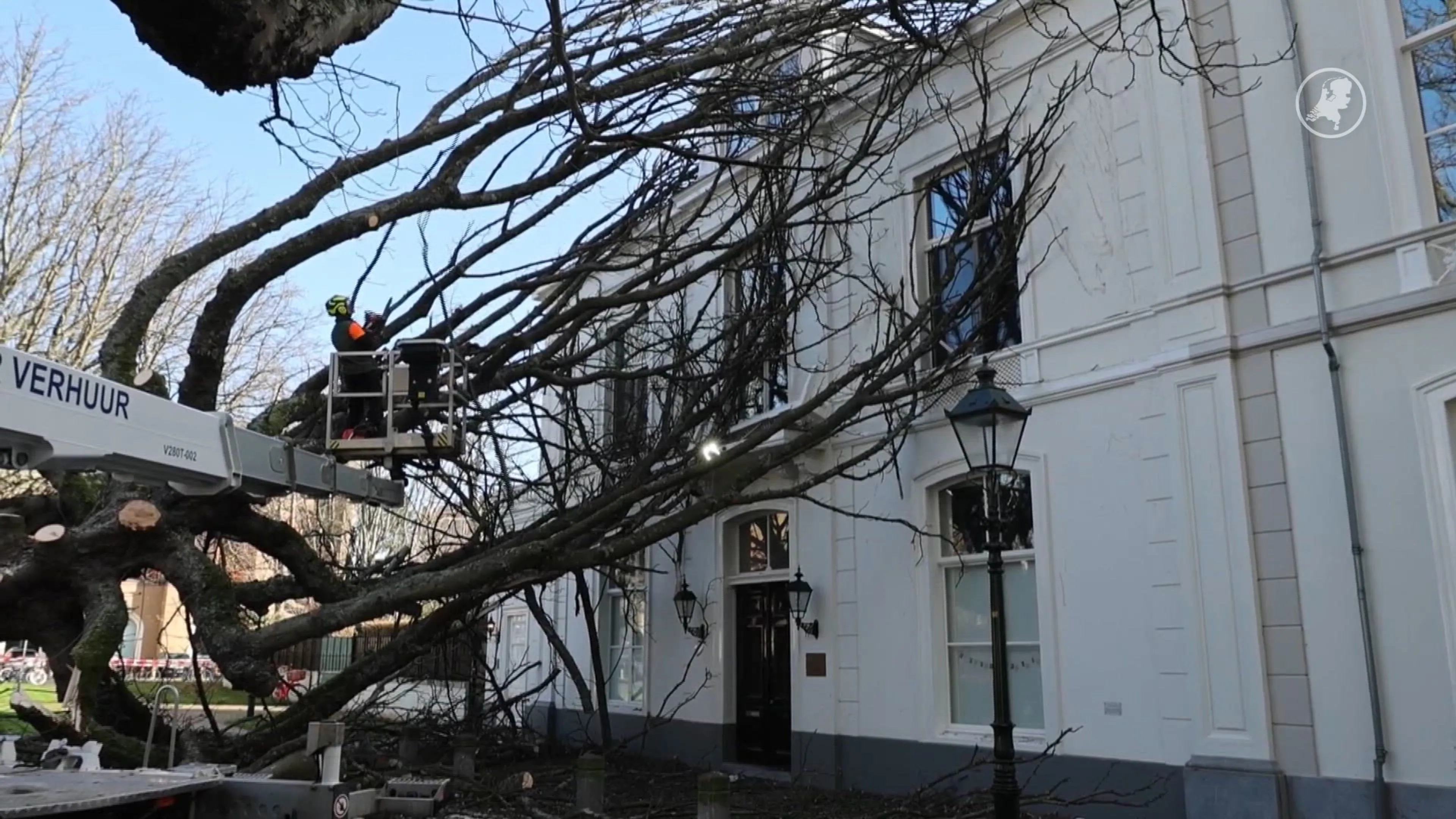 Grote boom valt op woning Deense ambassadeur: 'Gebouw trilde'