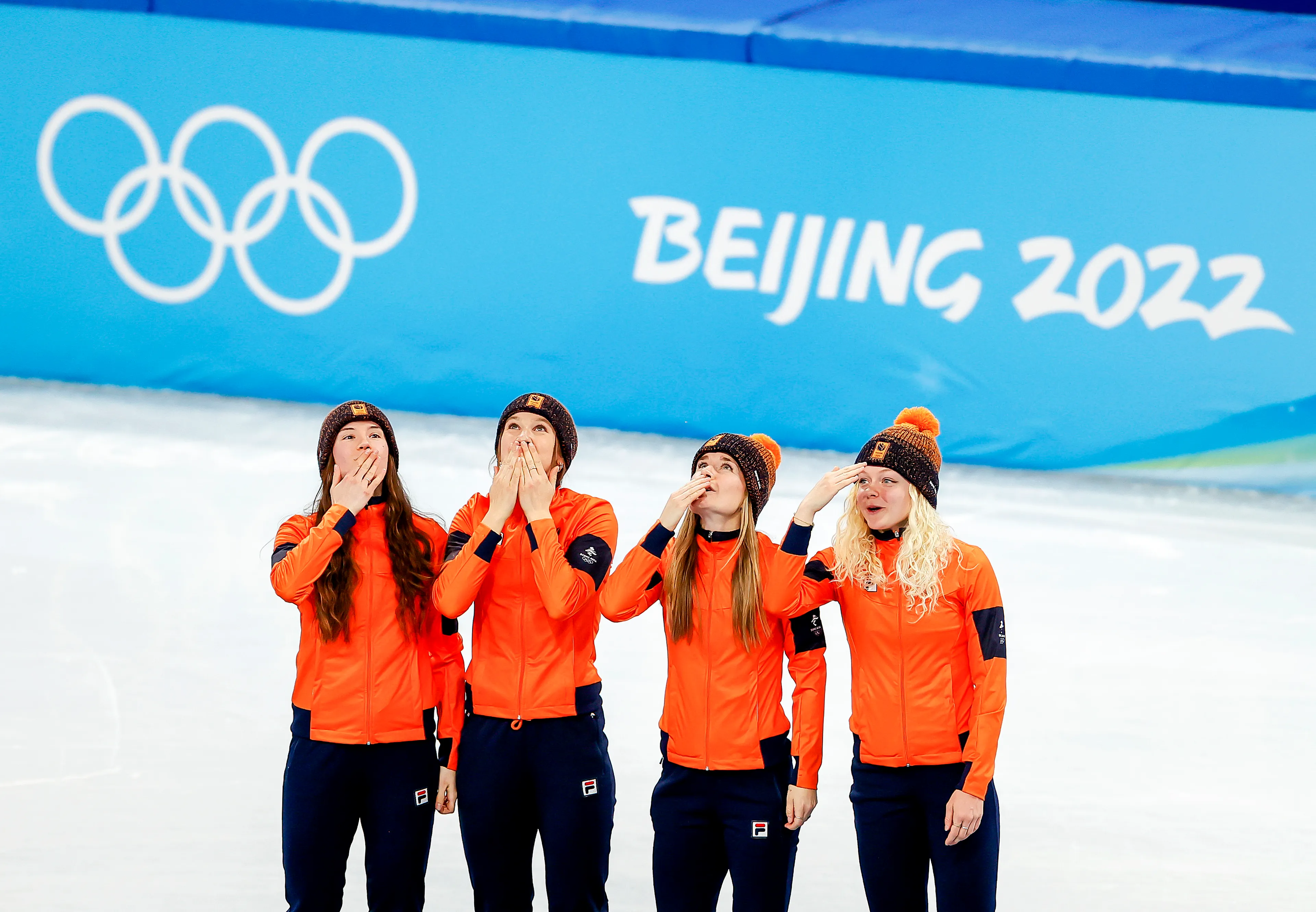 Shorttracksters brengen emotionele groet aan overleden Lara van Ruijven na winnen olympisch goud