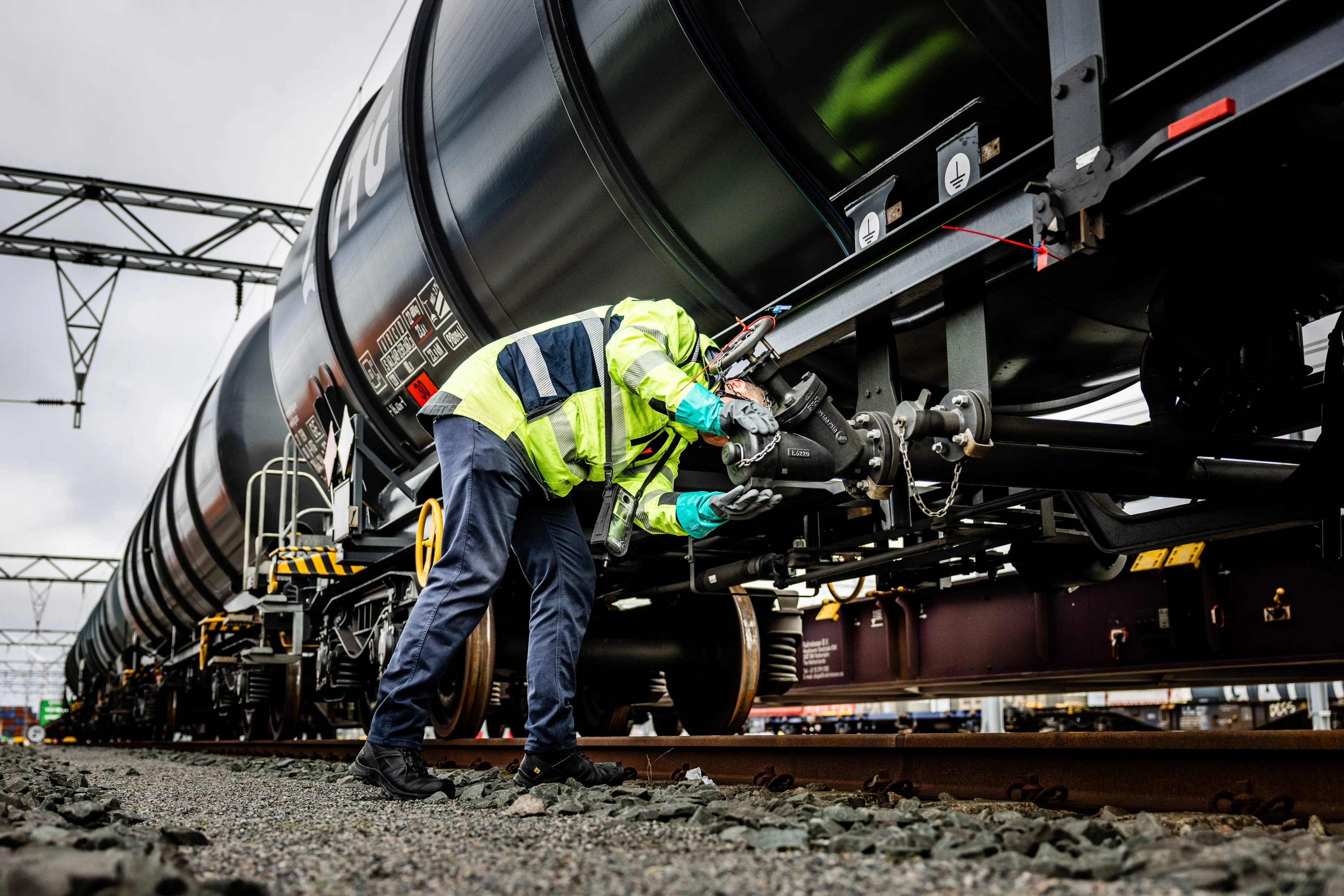 ProRail vindt verdacht pakket met vloeistoffen bij spoor Barendrecht