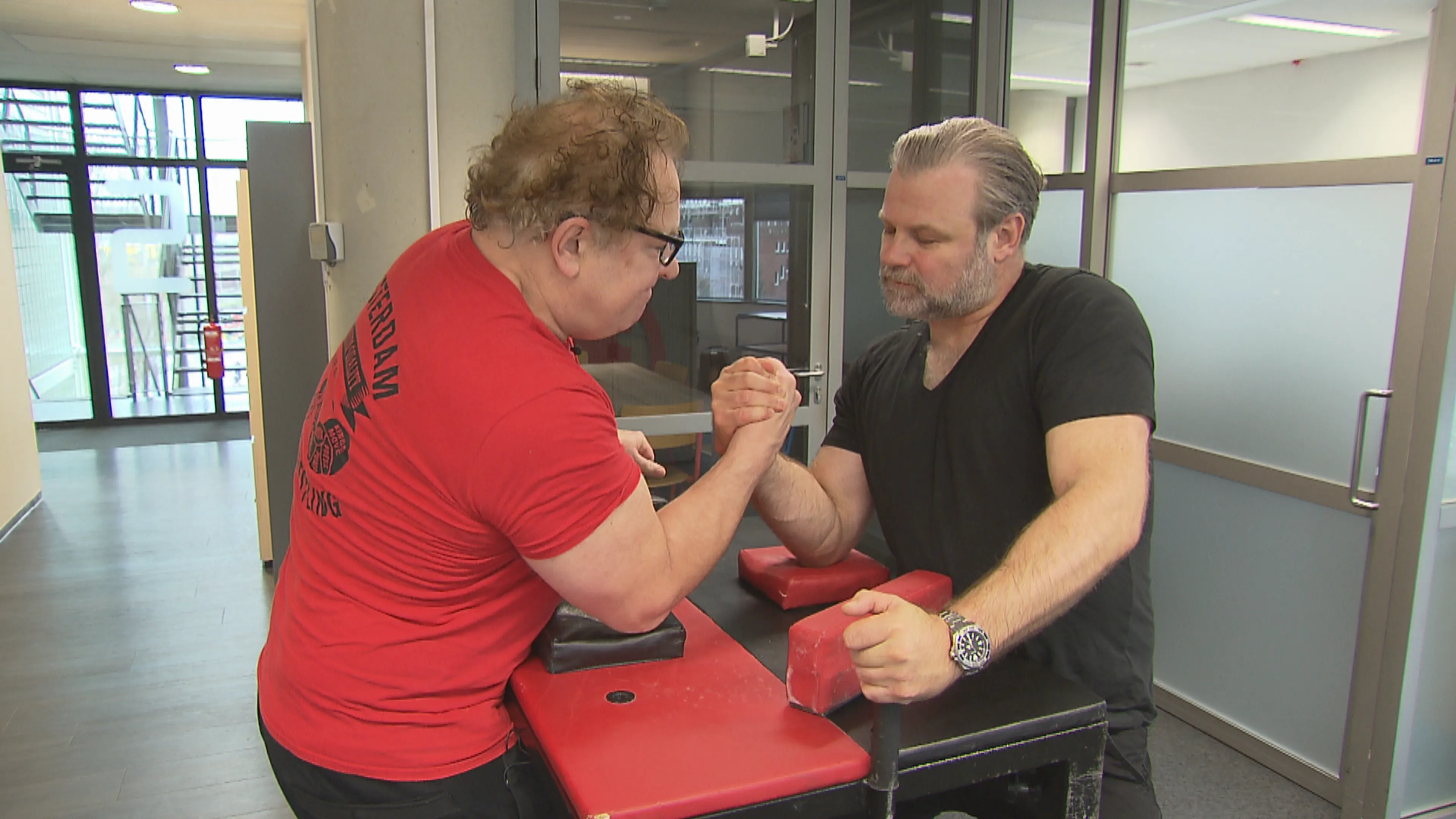 Geen handen meer schudden? Armworstelaars vrezen voor EK