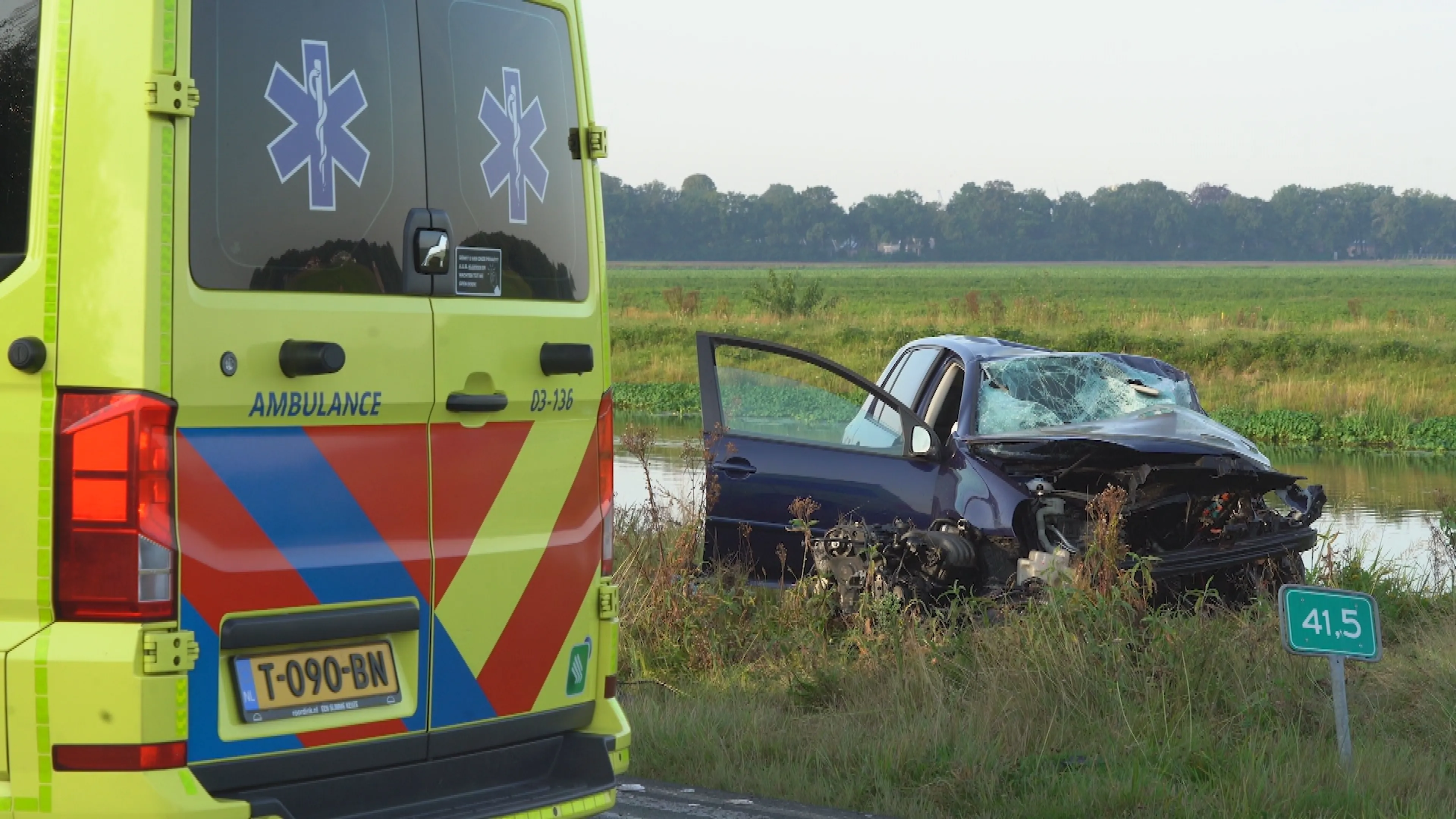 Zwaargewonde (31) bij botsing tussen vrachtwagen en auto in Nieuw-Amsterdam