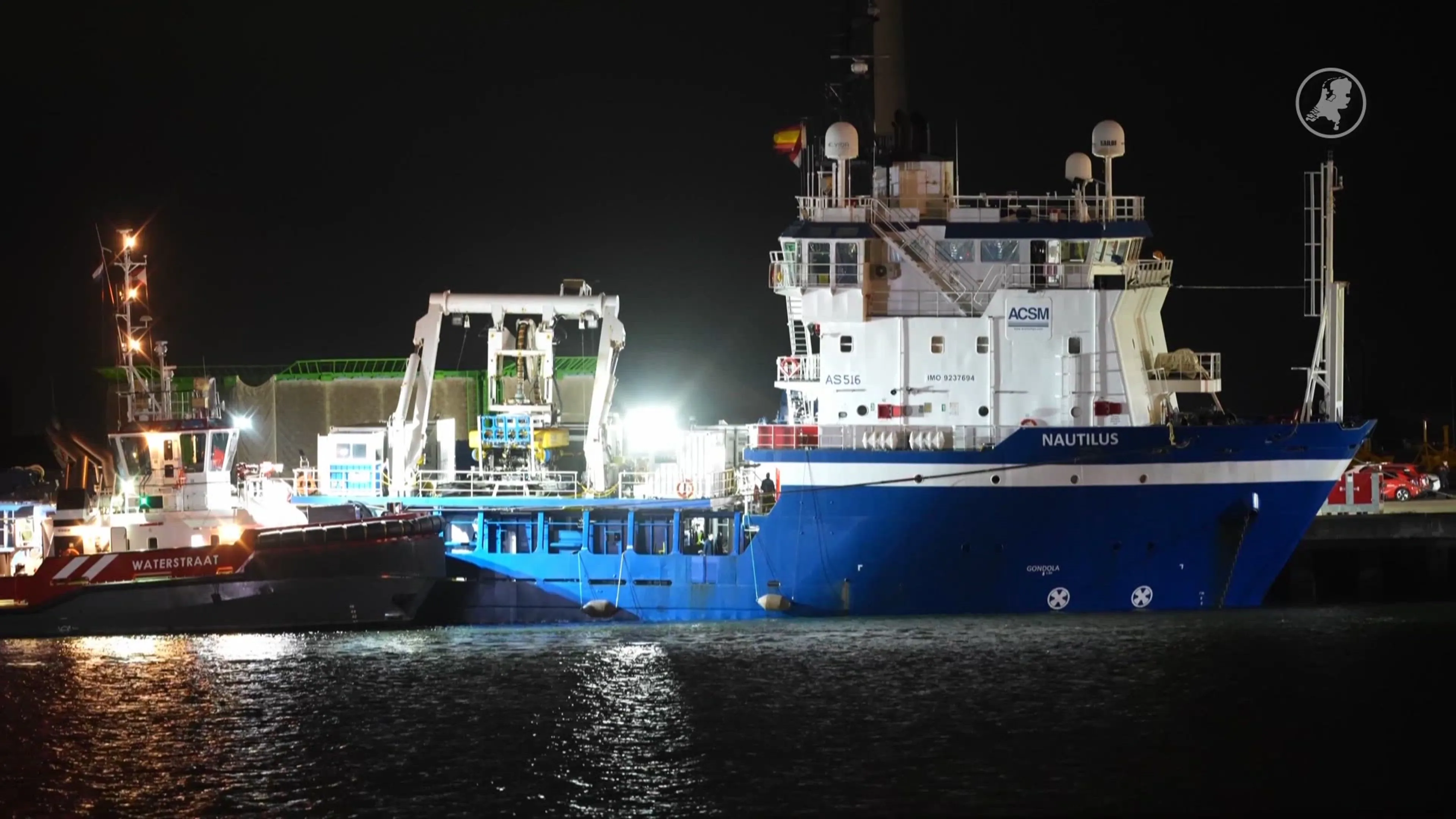 Schip in Eemshaven dreigt te zinken, twee lichtgewonden