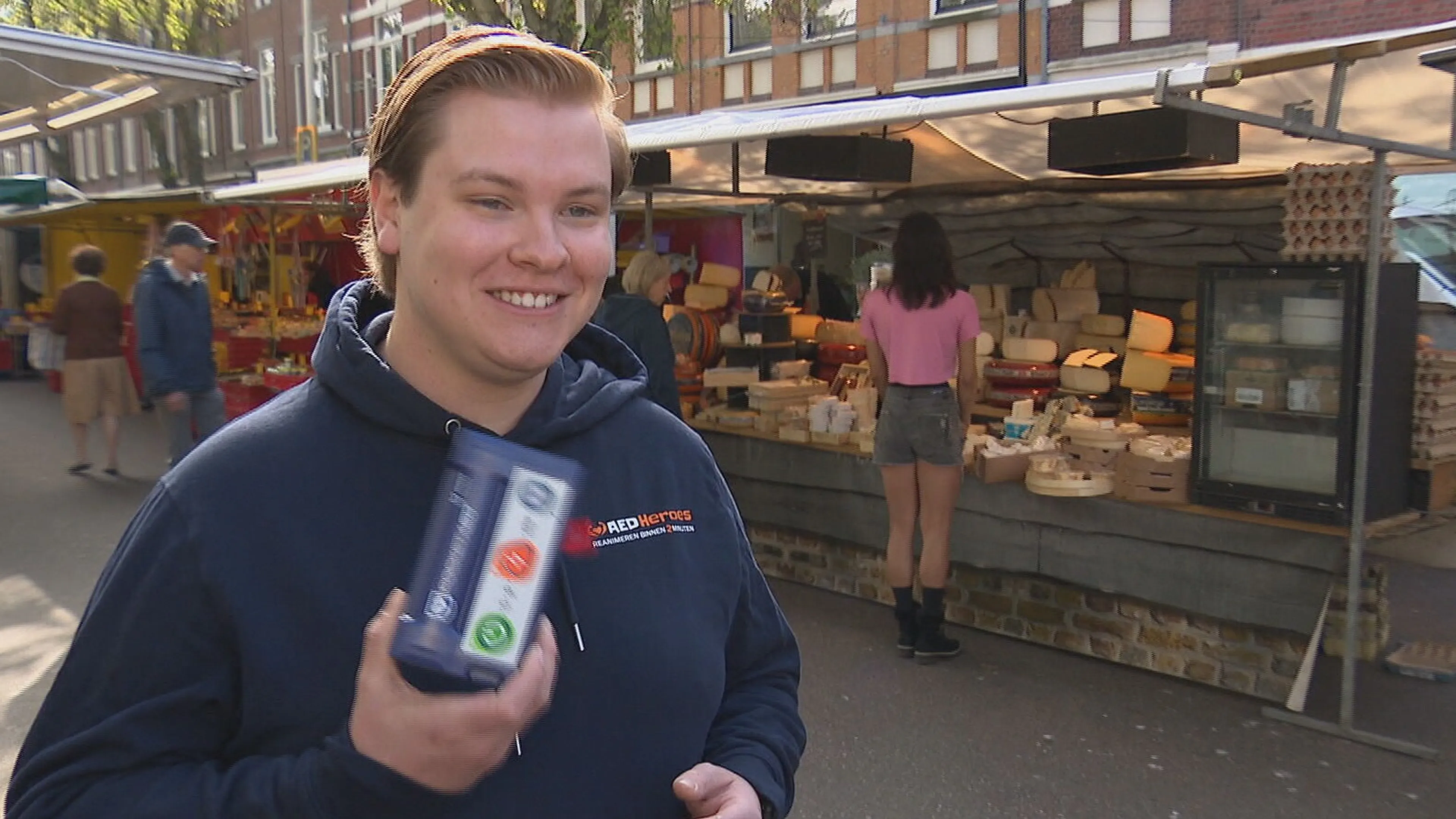Stef komt met levensreddende uitvinding: de broekzak-AED